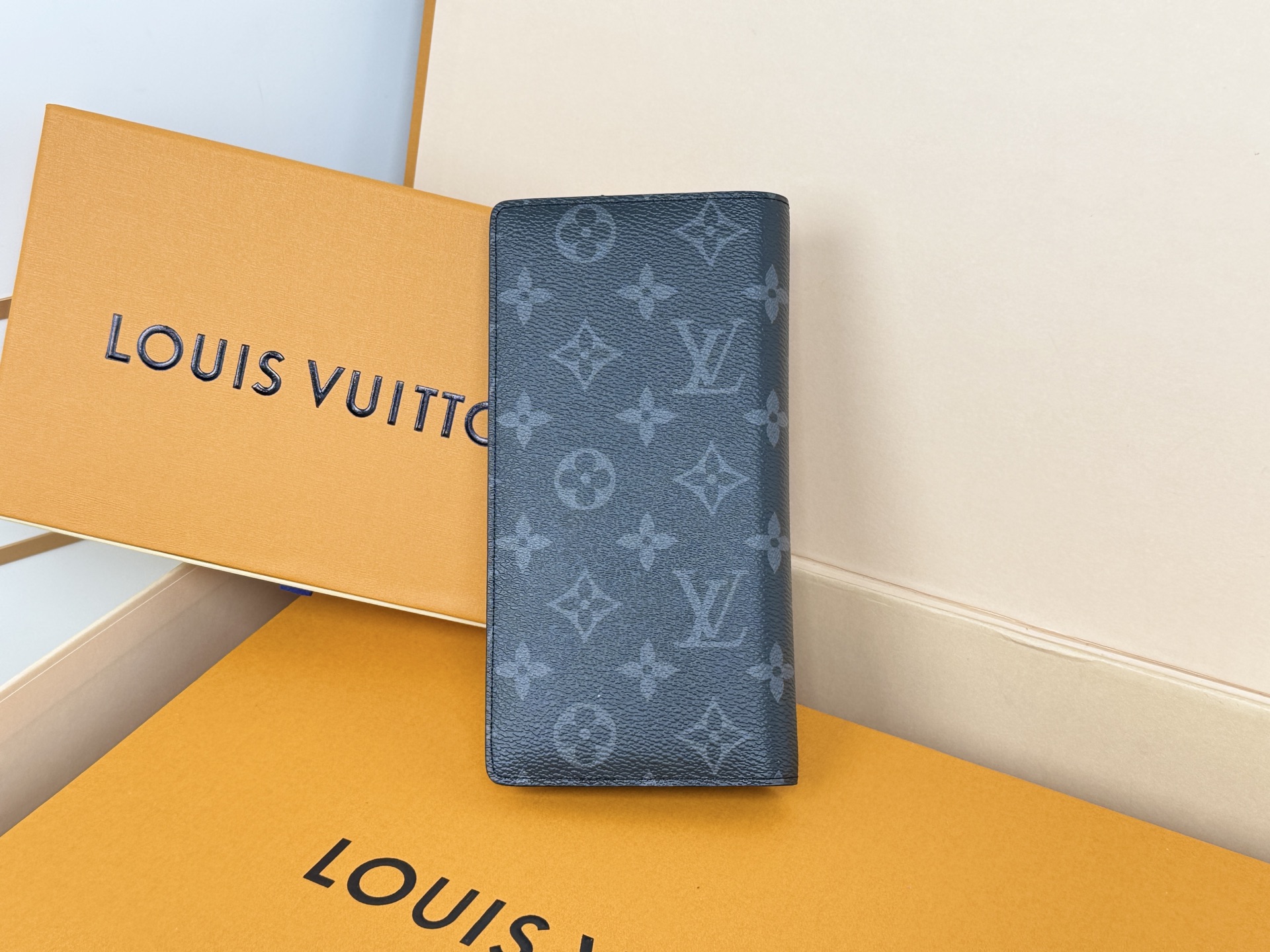 Louis Vuitton M61697黑花 66540这款皮夹是为了纪念居住于非洲的探险家Pierre