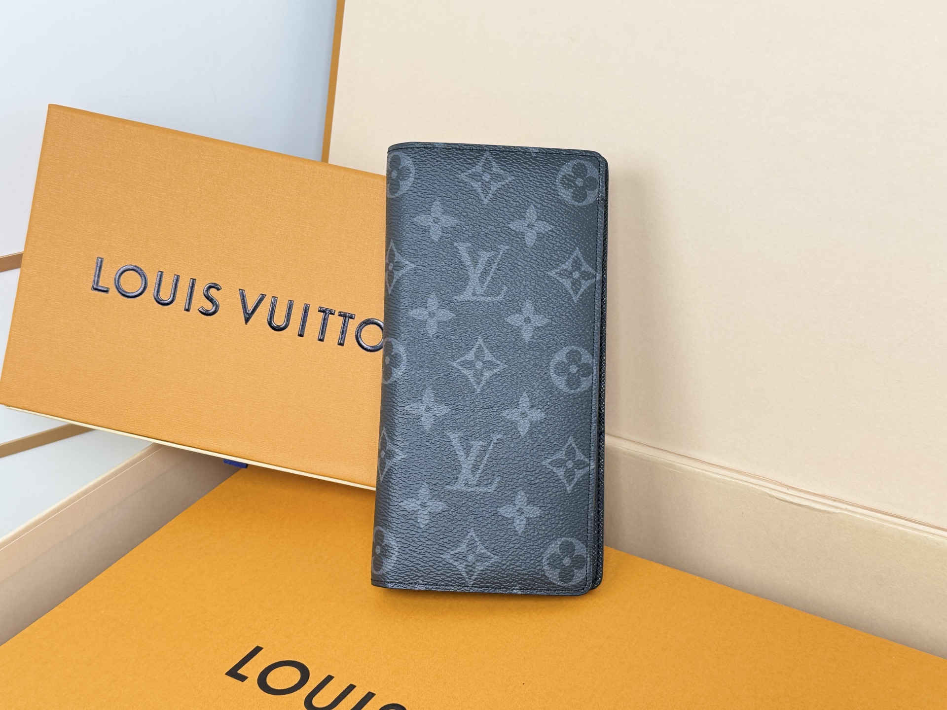 Louis Vuitton M61697黑花 66540这款皮夹是为了纪念居住于非洲的探险家Pierre