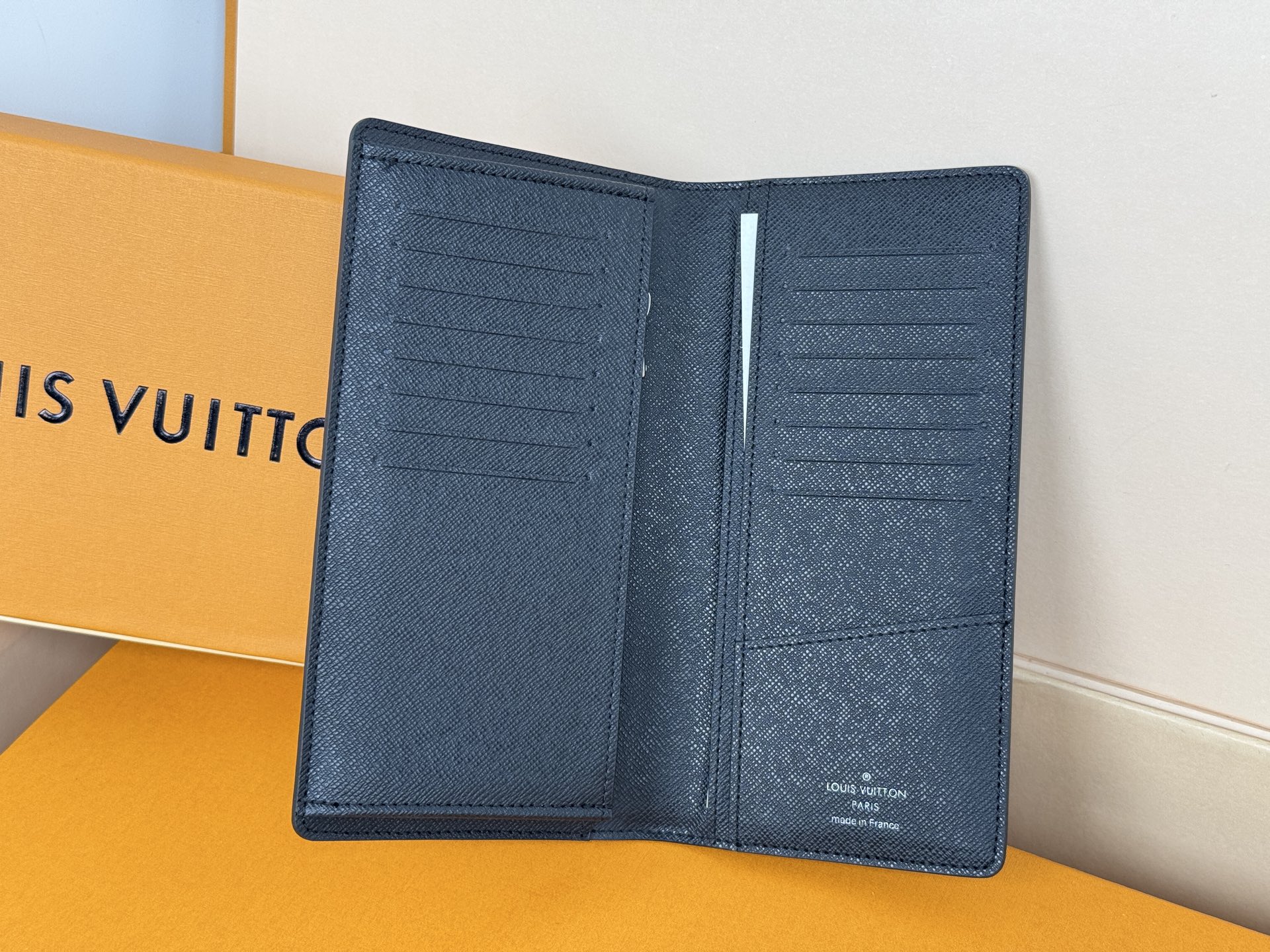 Louis Vuitton M61697黑花 66540这款皮夹是为了纪念居住于非洲的探险家Pierre
