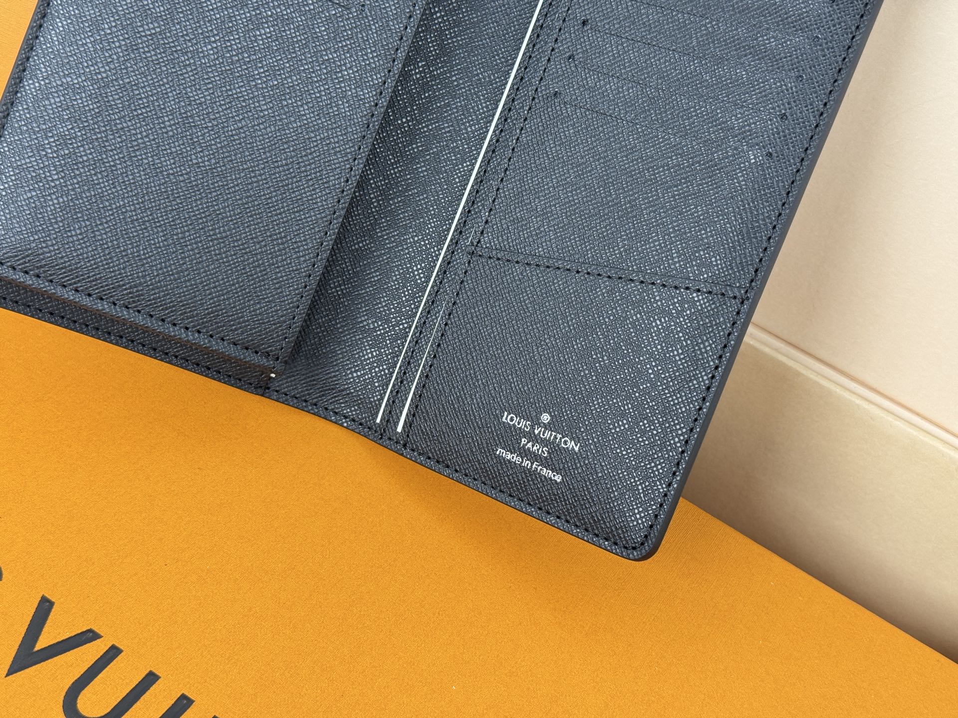 Louis Vuitton N62665黑格-这款皮夹是为了纪念居住于非洲的探险家Pierre