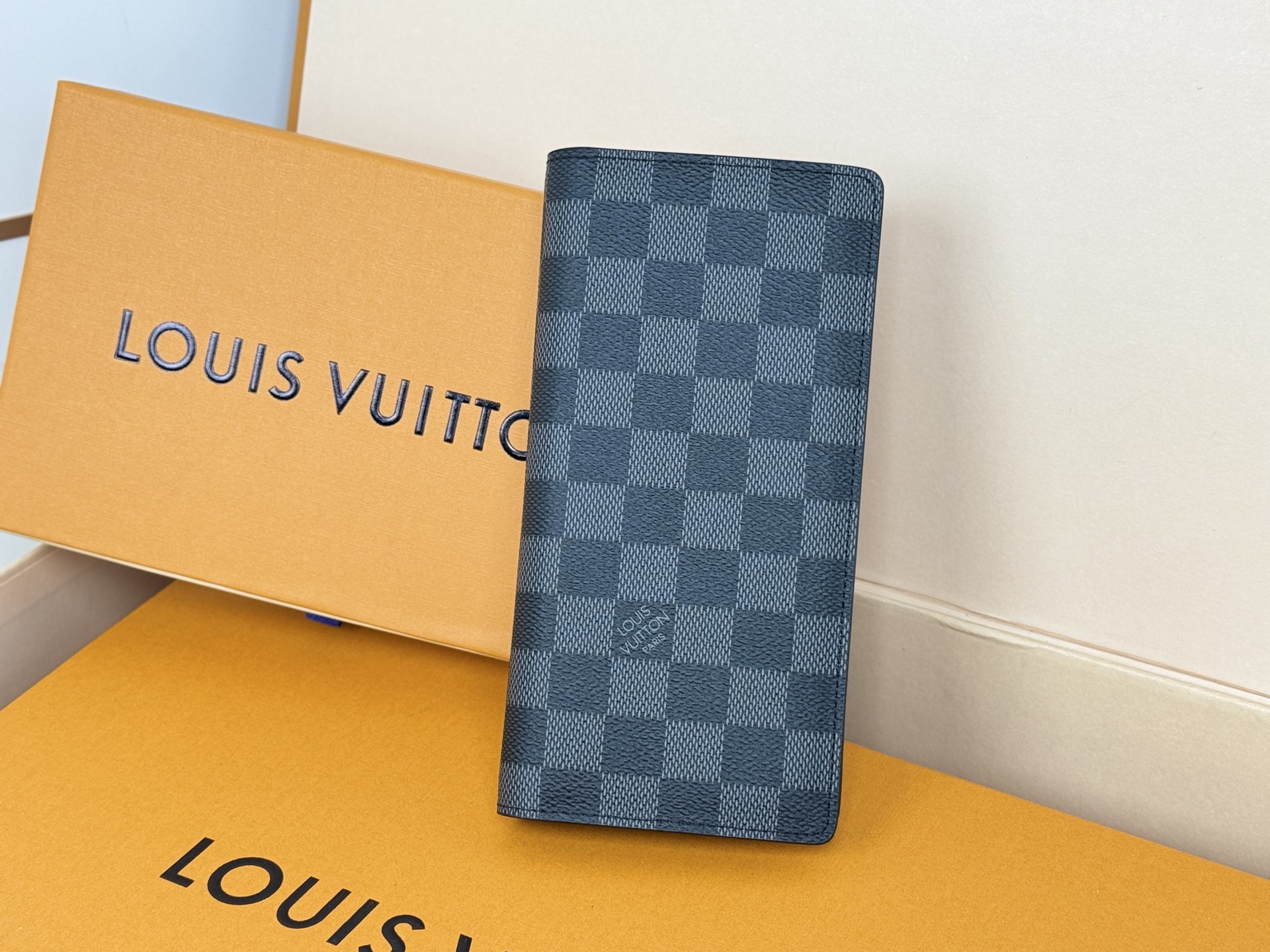 Louis Vuitton N62665黑格-这款皮夹是为了纪念居住于非洲的探险家Pierre