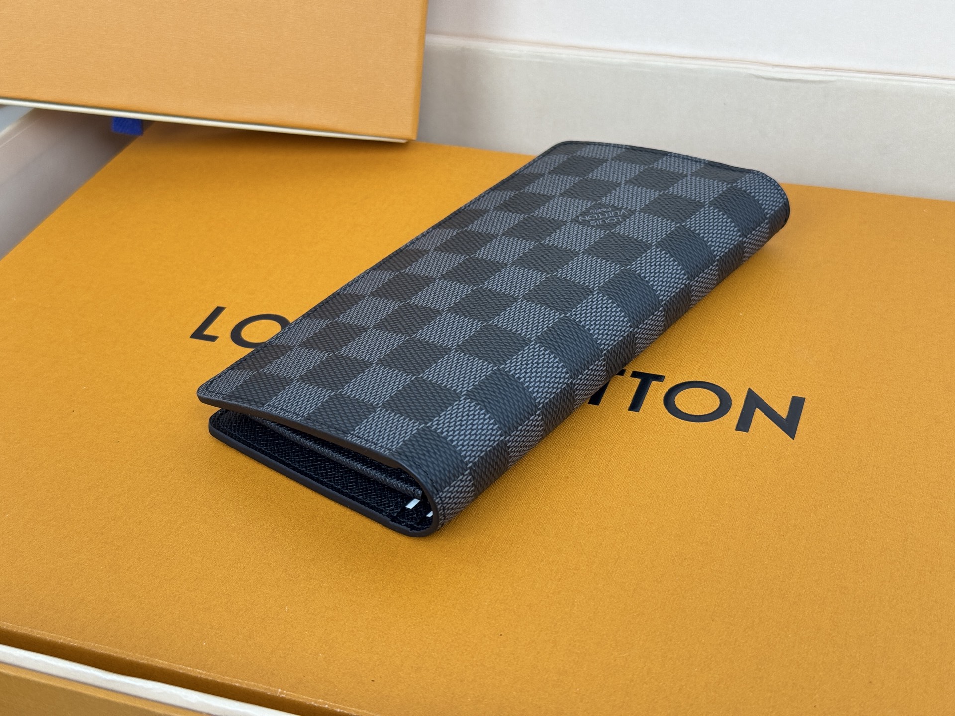 Louis Vuitton N62665黑格-这款皮夹是为了纪念居住于非洲的探险家Pierre