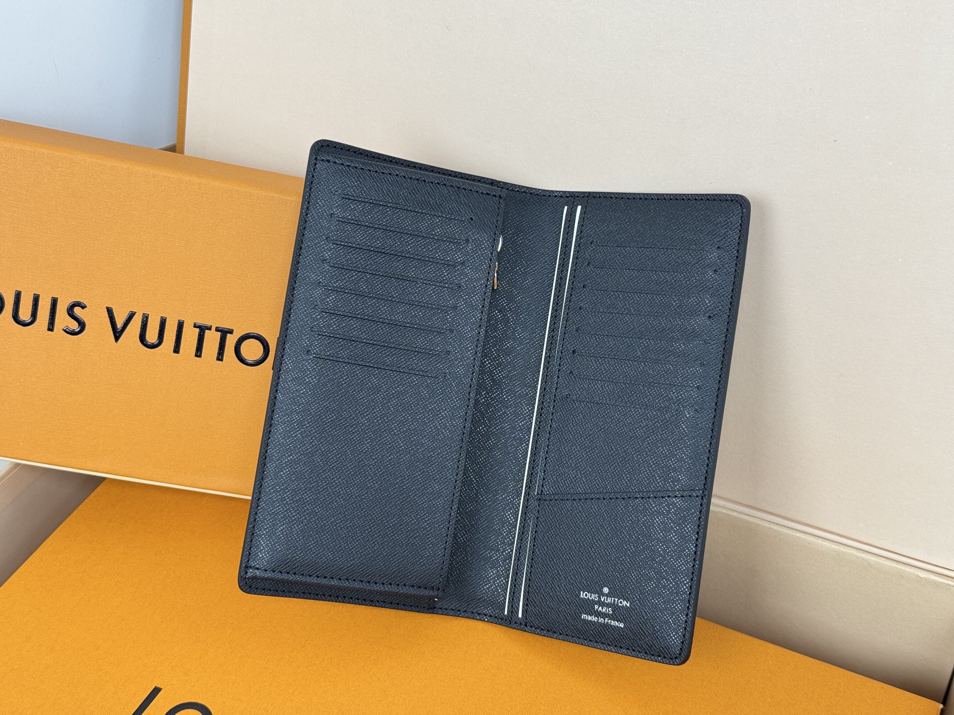 Louis Vuitton N62665黑格-这款皮夹是为了纪念居住于非洲的探险家Pierre