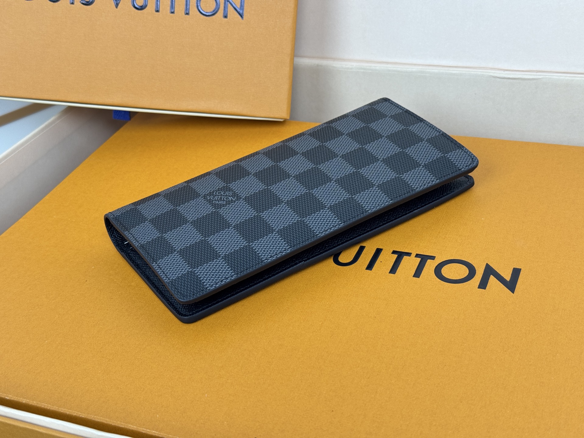 Louis Vuitton N62665黑格-这款皮夹是为了纪念居住于非洲的探险家Pierre