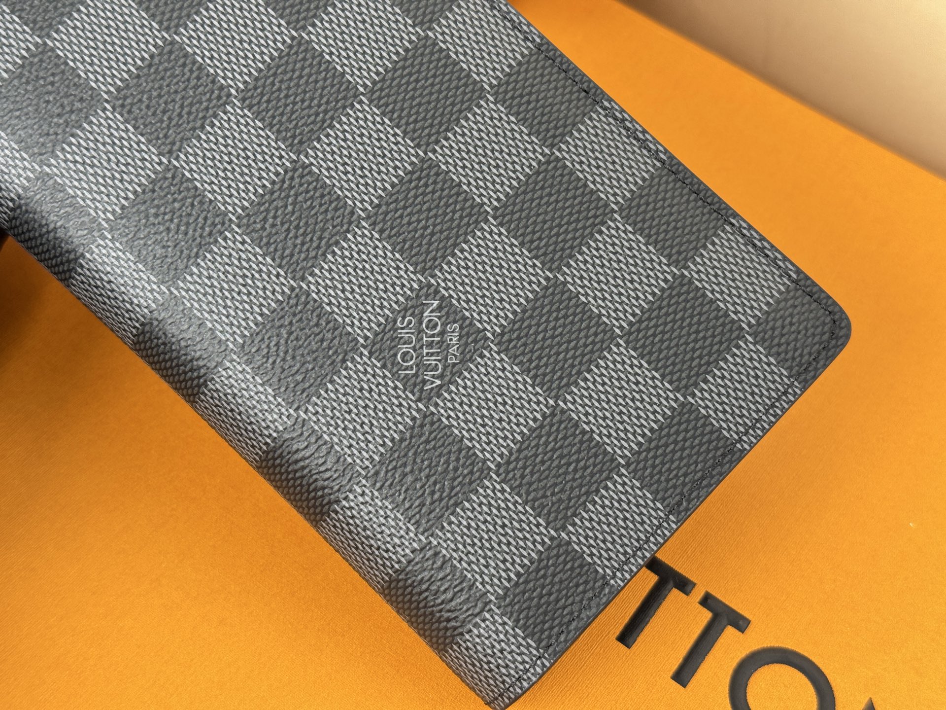 Louis Vuitton N62665黑格-这款皮夹是为了纪念居住于非洲的探险家Pierre