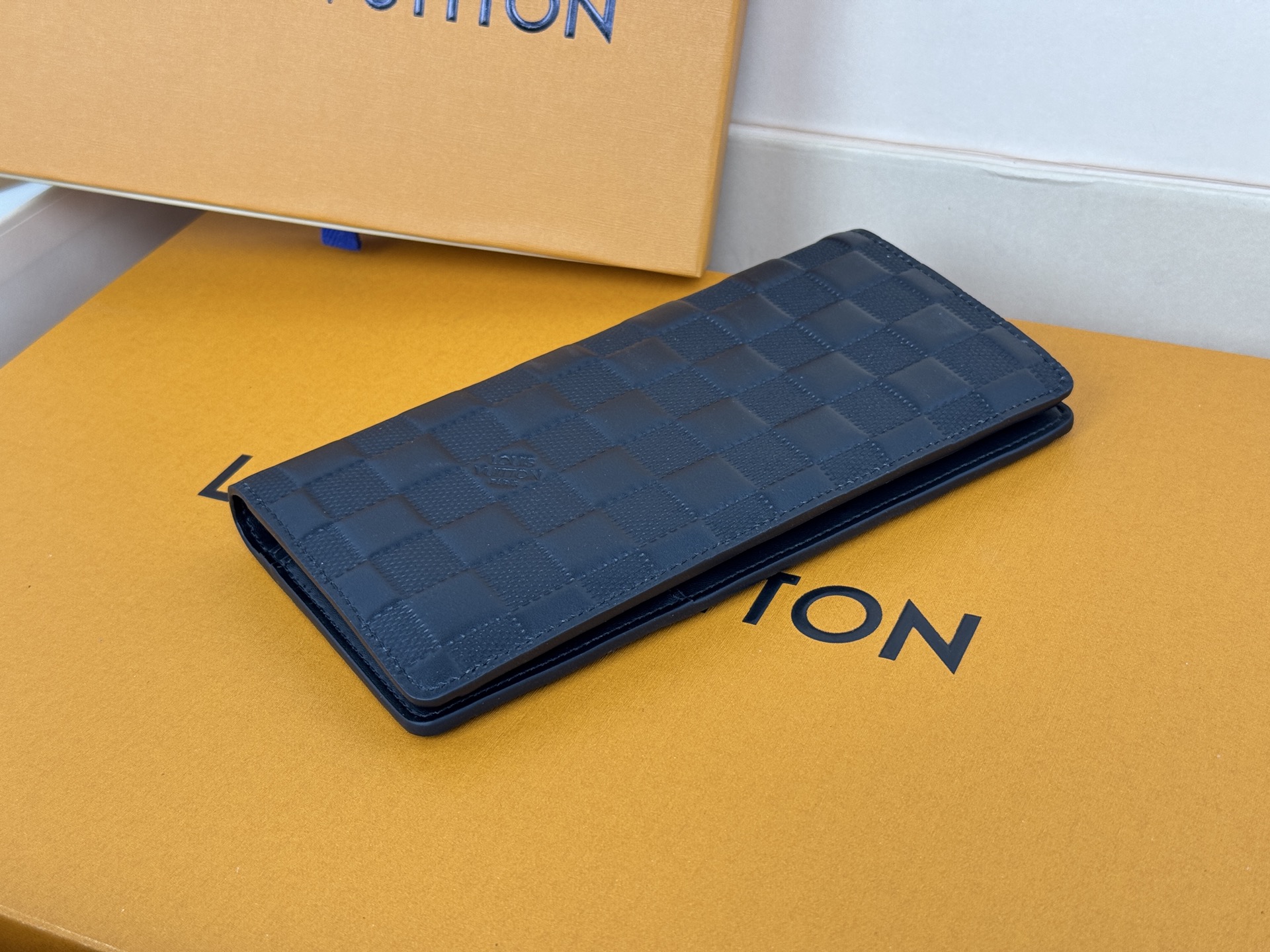 Louis Vuitton N63010 压格 这款皮夹是为了纪念居住于非洲的探险家Pierre