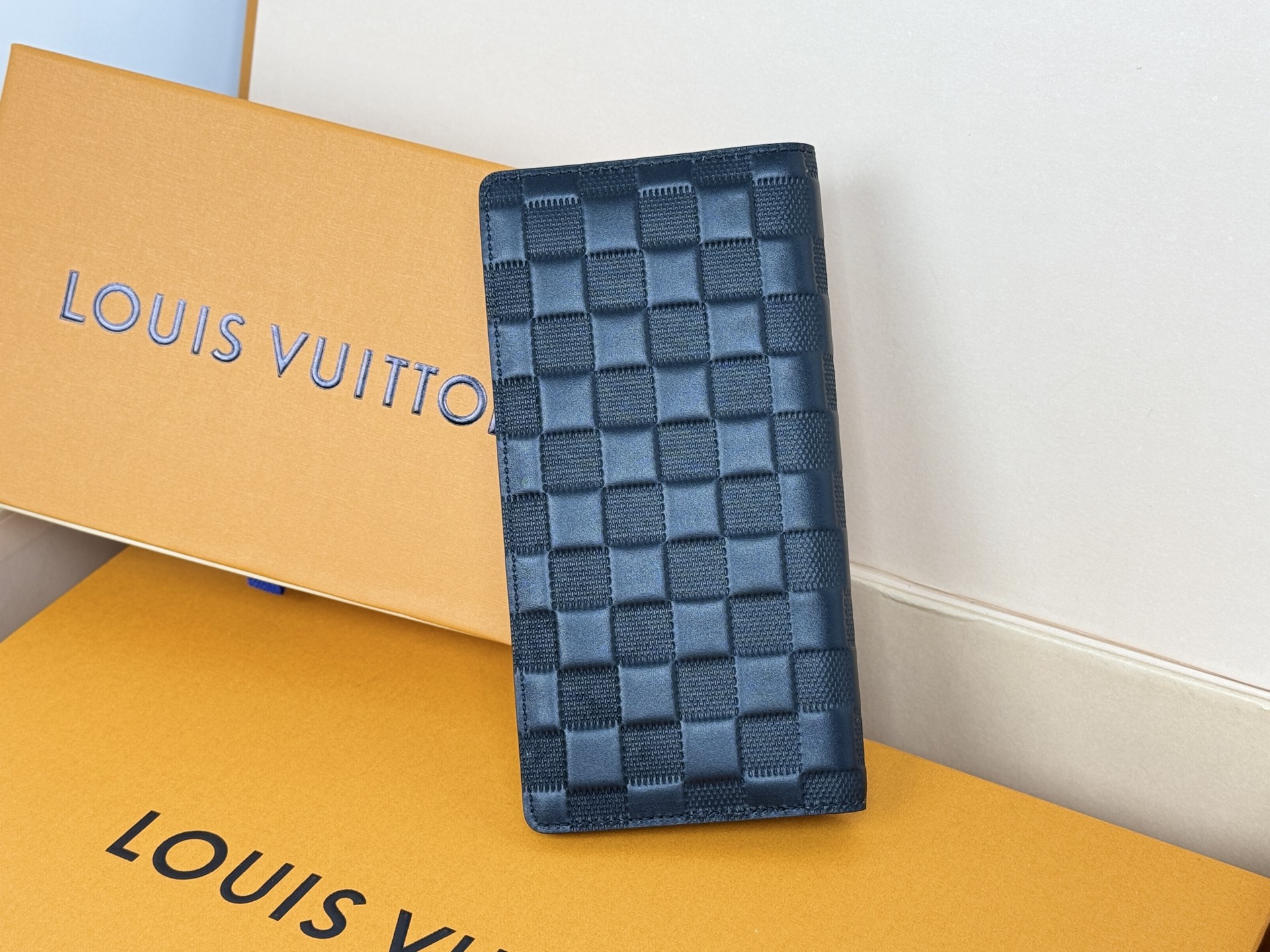 Louis Vuitton N63010 压格 这款皮夹是为了纪念居住于非洲的探险家Pierre