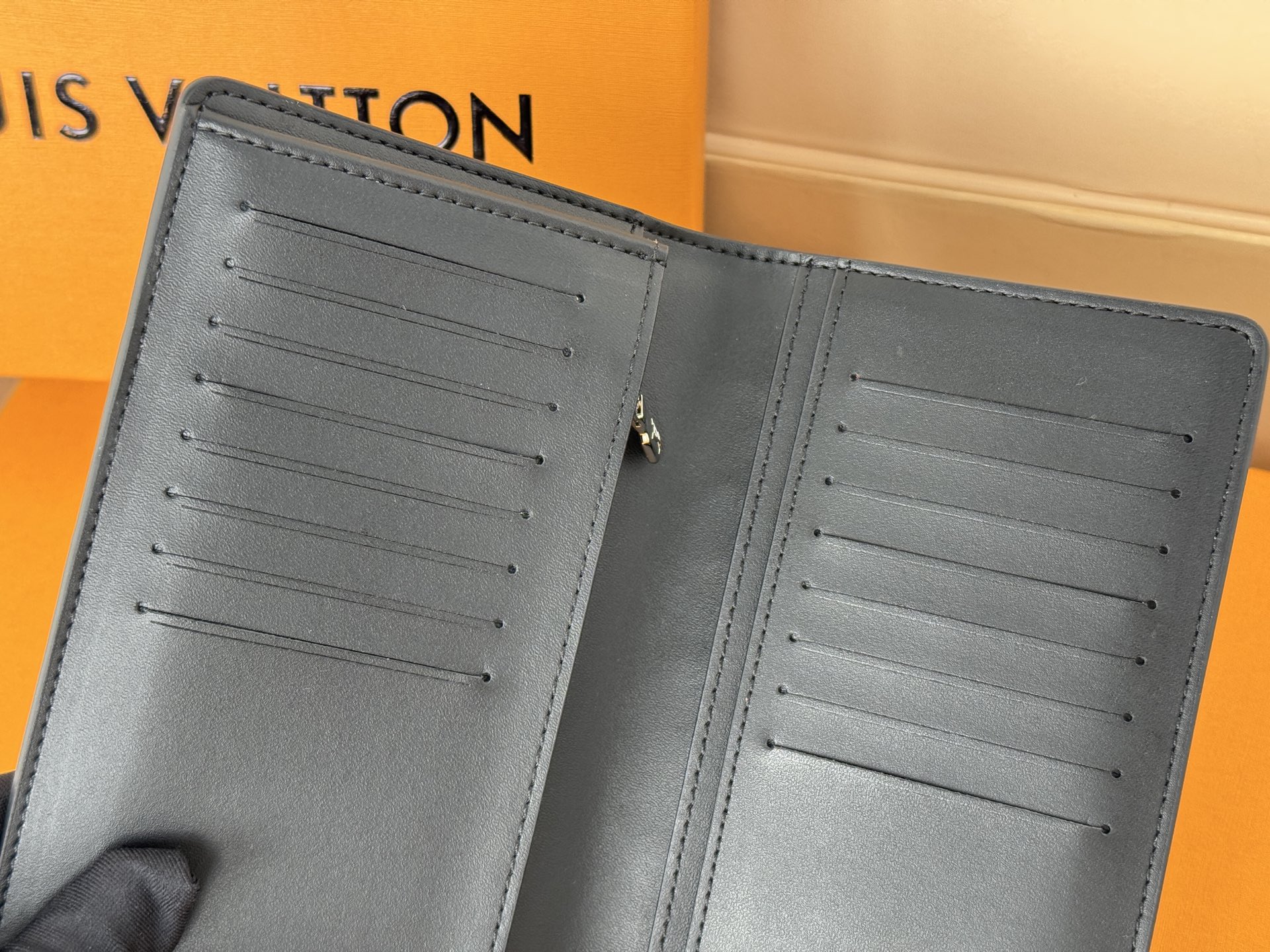 Louis Vuitton N63010 压格 这款皮夹是为了纪念居住于非洲的探险家Pierre