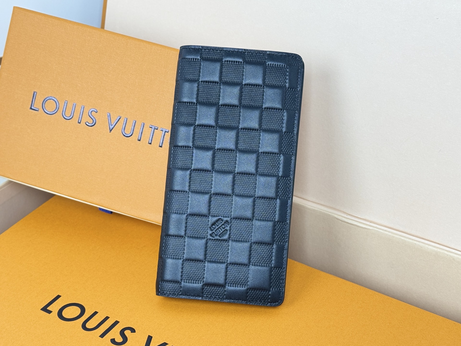 Louis Vuitton N63010 压格 这款皮夹是为了纪念居住于非洲的探险家Pierre