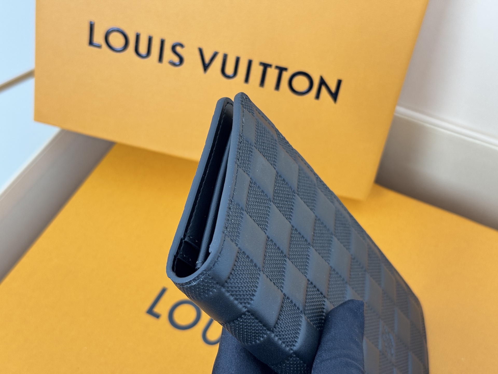 Louis Vuitton N63010 压格 这款皮夹是为了纪念居住于非洲的探险家Pierre