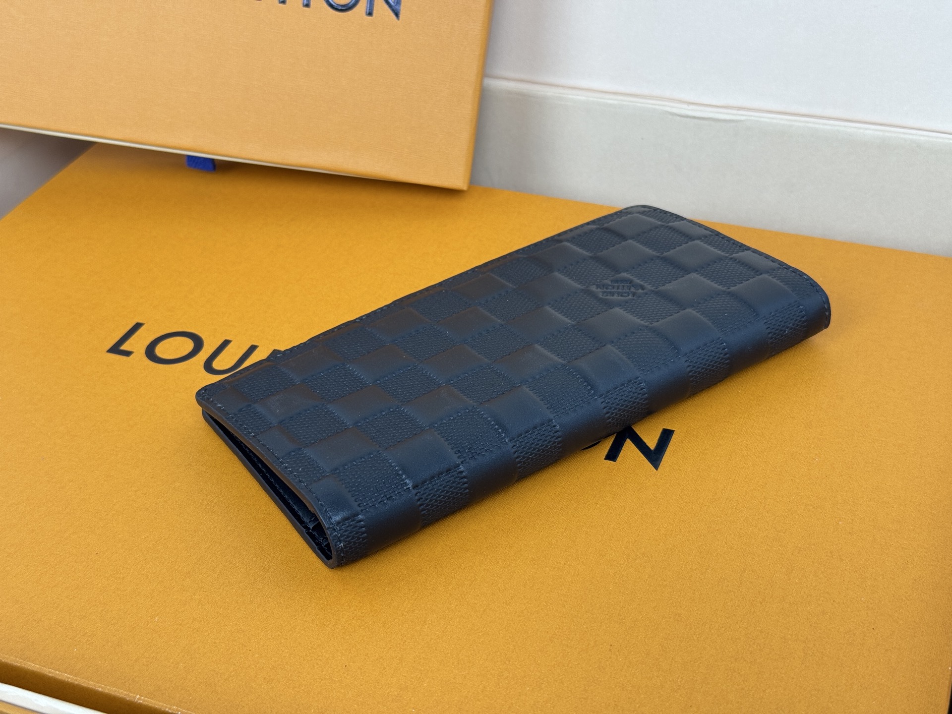 Louis Vuitton N63010 压格 这款皮夹是为了纪念居住于非洲的探险家Pierre