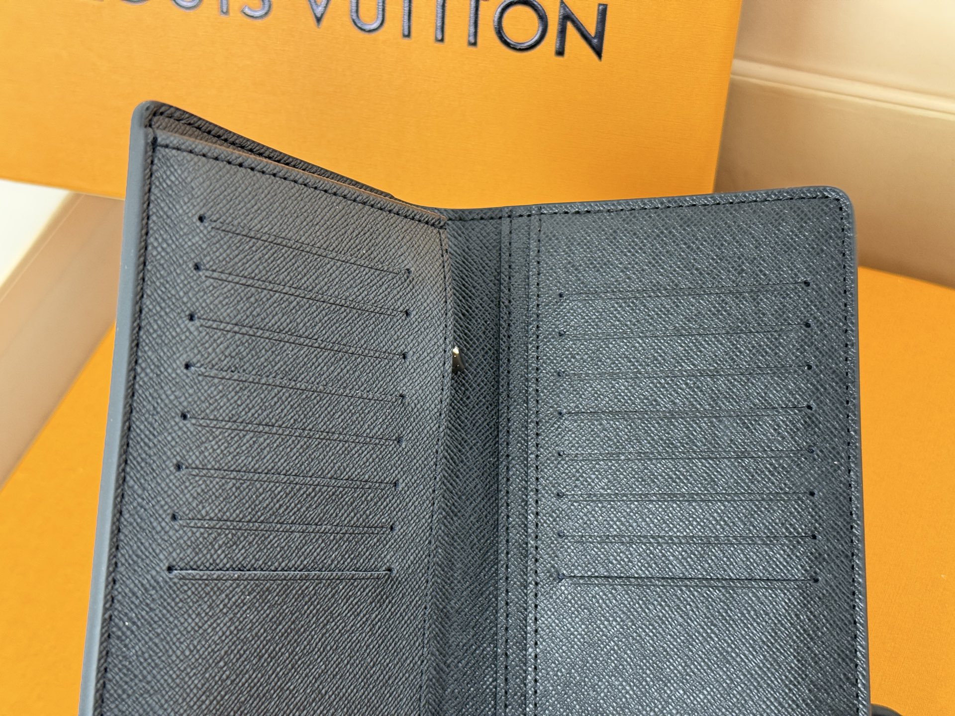 Louis Vuitton M60622水波纹-这款皮夹是为了纪念居住于非洲的探险家Pierre
