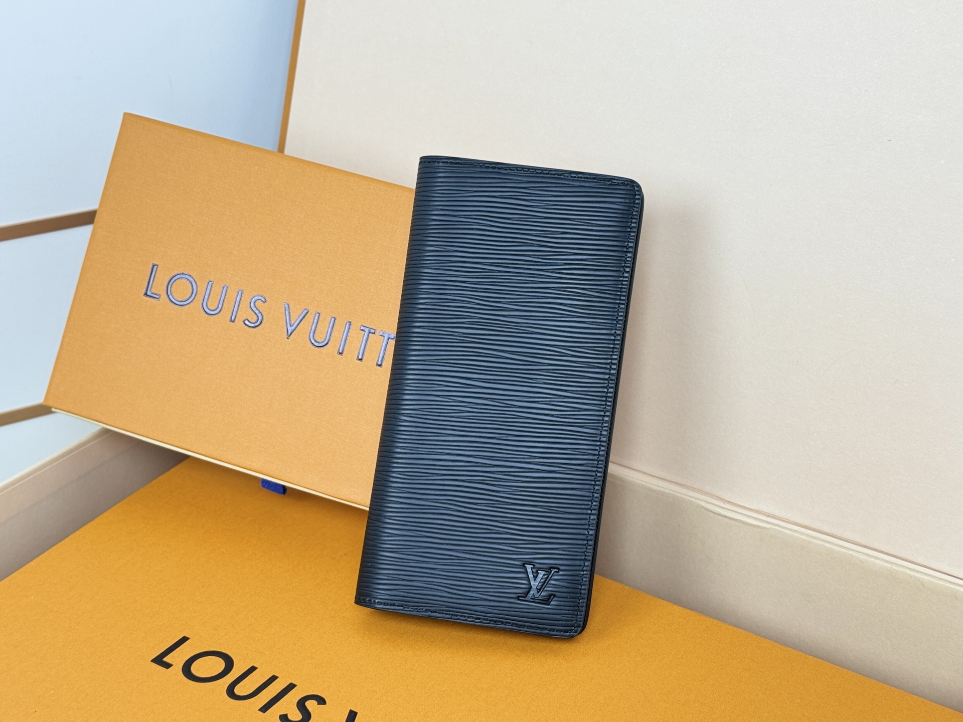 Louis Vuitton M60622水波纹-这款皮夹是为了纪念居住于非洲的探险家Pierre