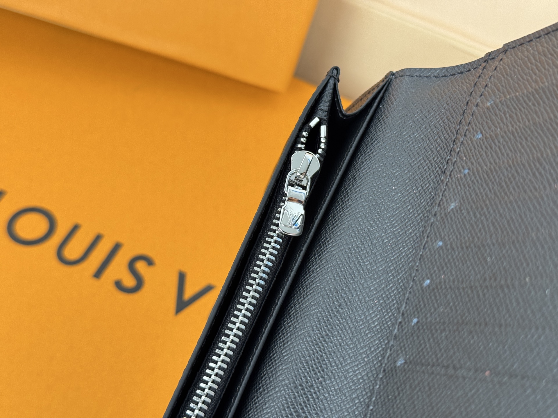 Louis Vuitton M32572十字纹-这款皮夹是为了纪念居住于非洲的探险家Pierre