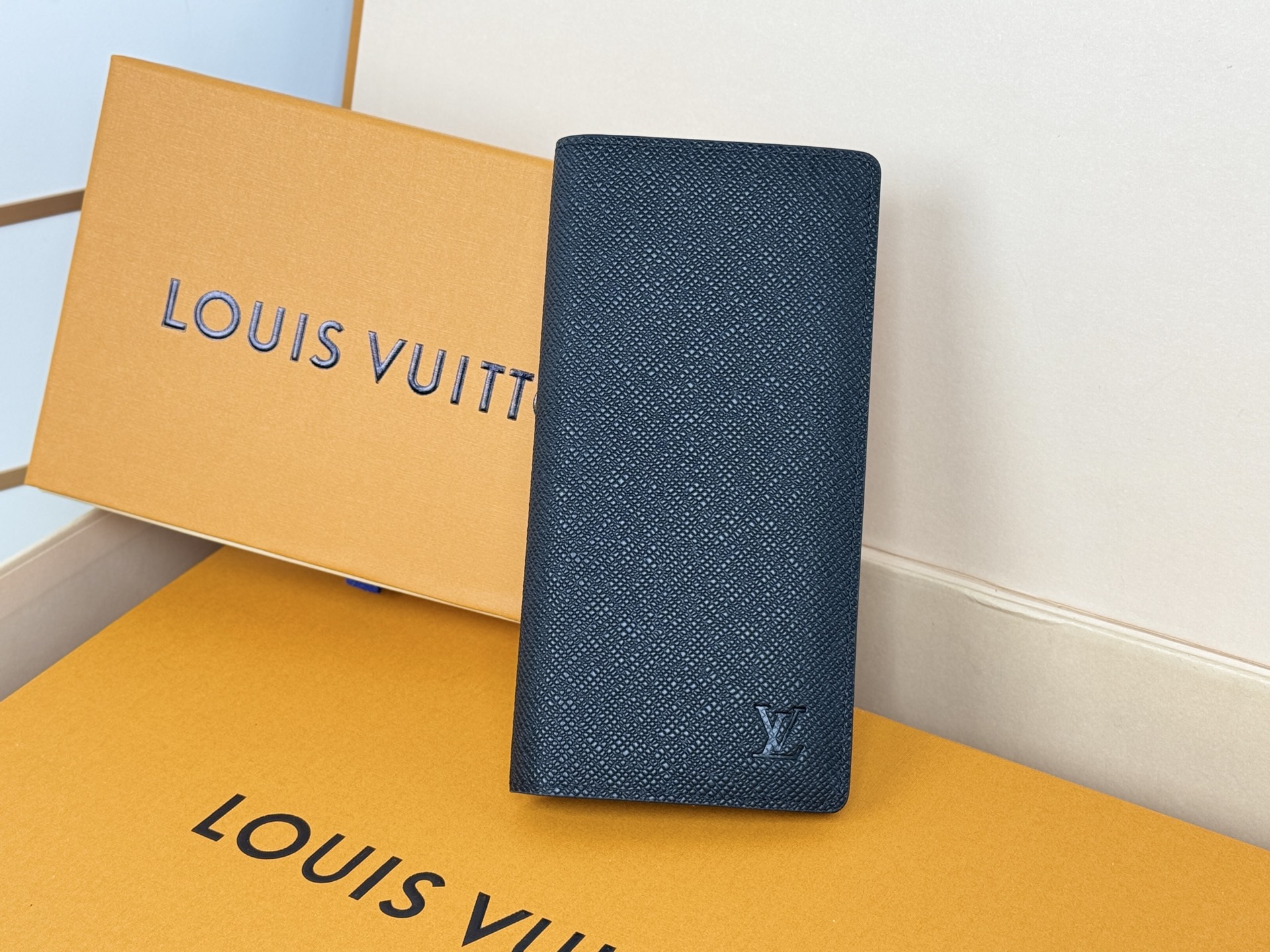 Louis Vuitton M32572十字纹-这款皮夹是为了纪念居住于非洲的探险家Pierre