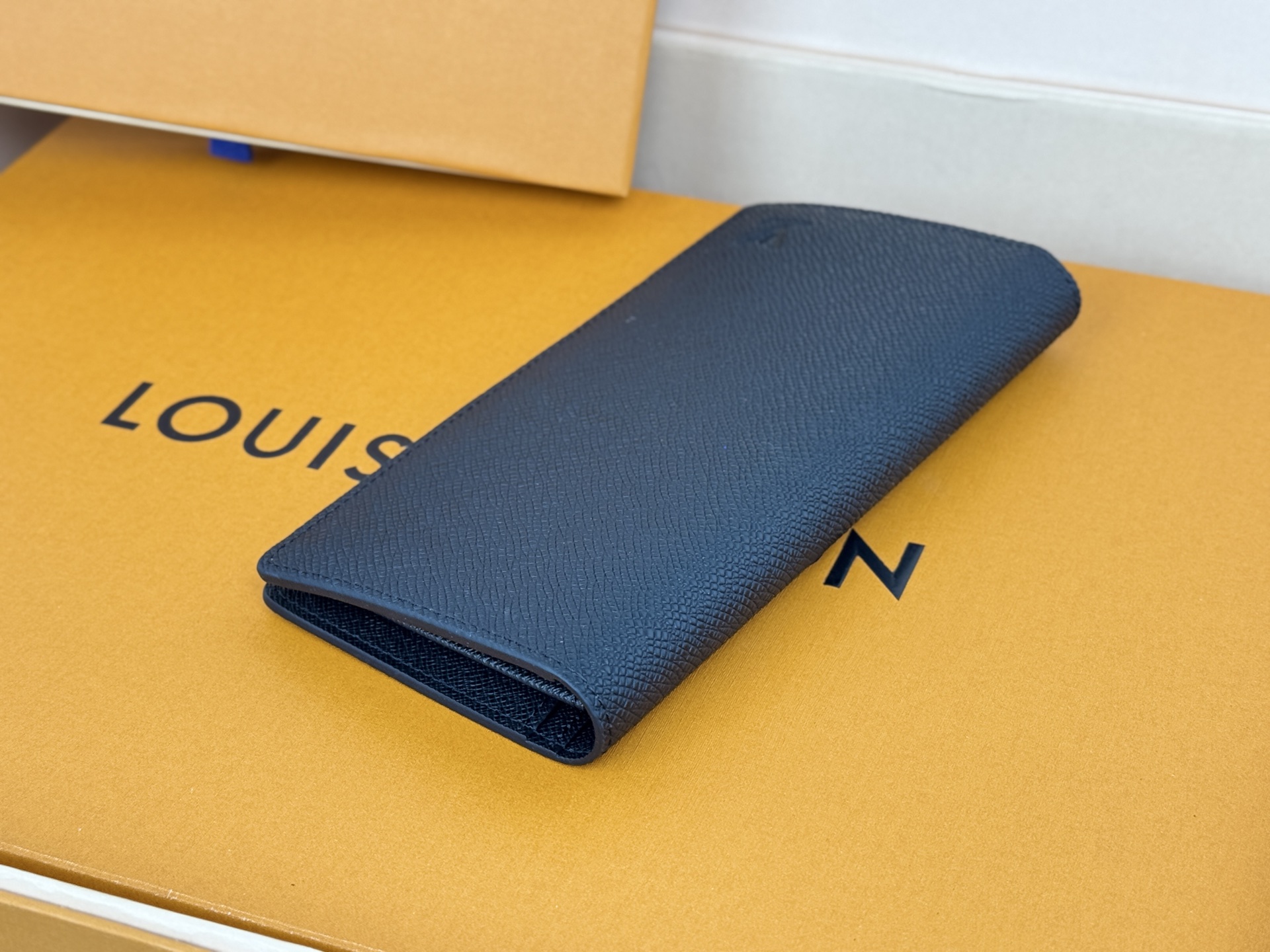 Louis Vuitton M32572十字纹-这款皮夹是为了纪念居住于非洲的探险家Pierre