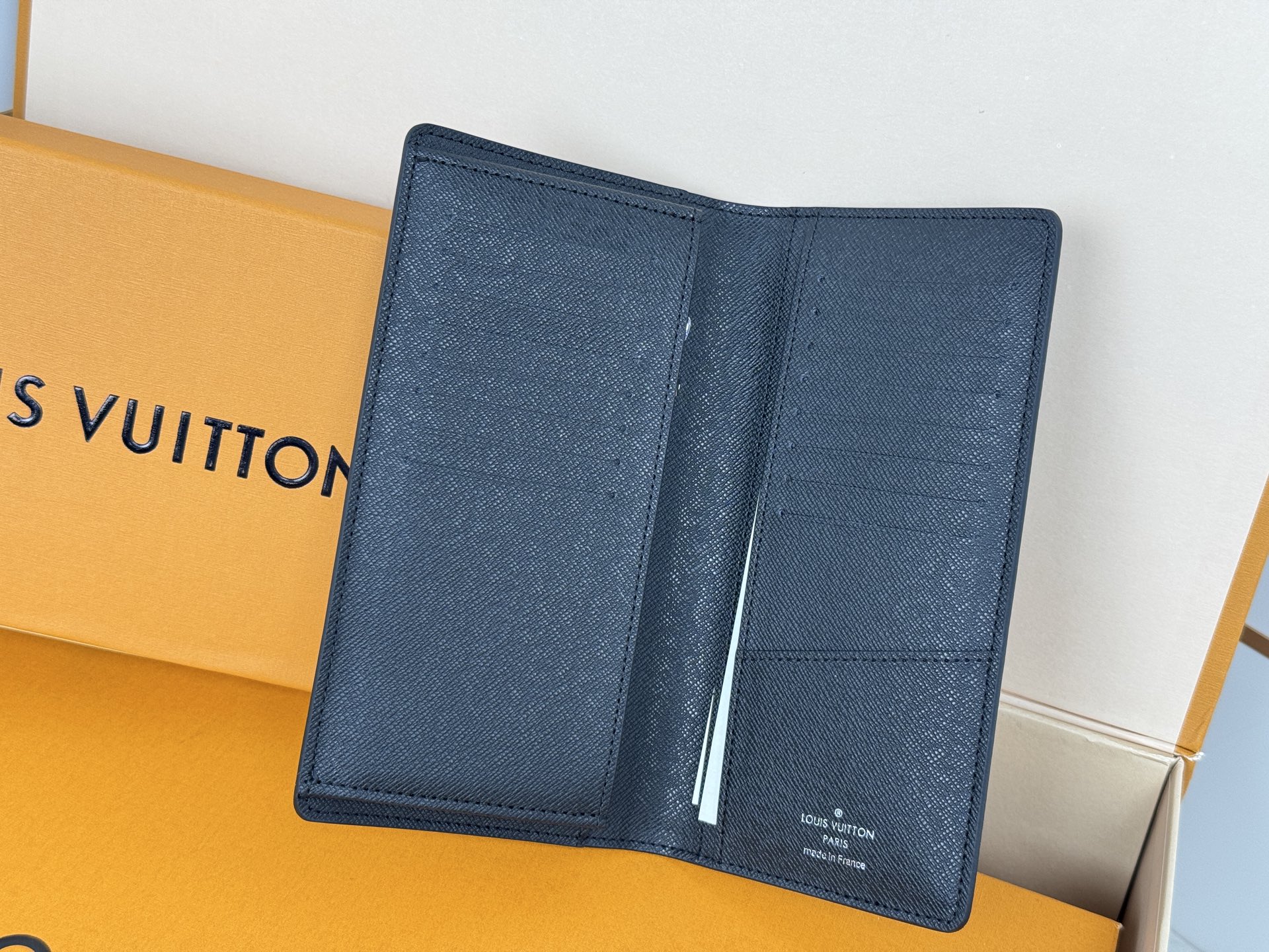 Louis Vuitton M32572十字纹-这款皮夹是为了纪念居住于非洲的探险家Pierre