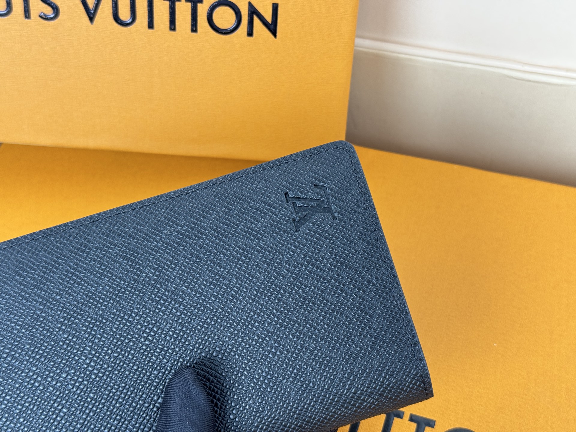 Louis Vuitton M32572十字纹-这款皮夹是为了纪念居住于非洲的探险家Pierre