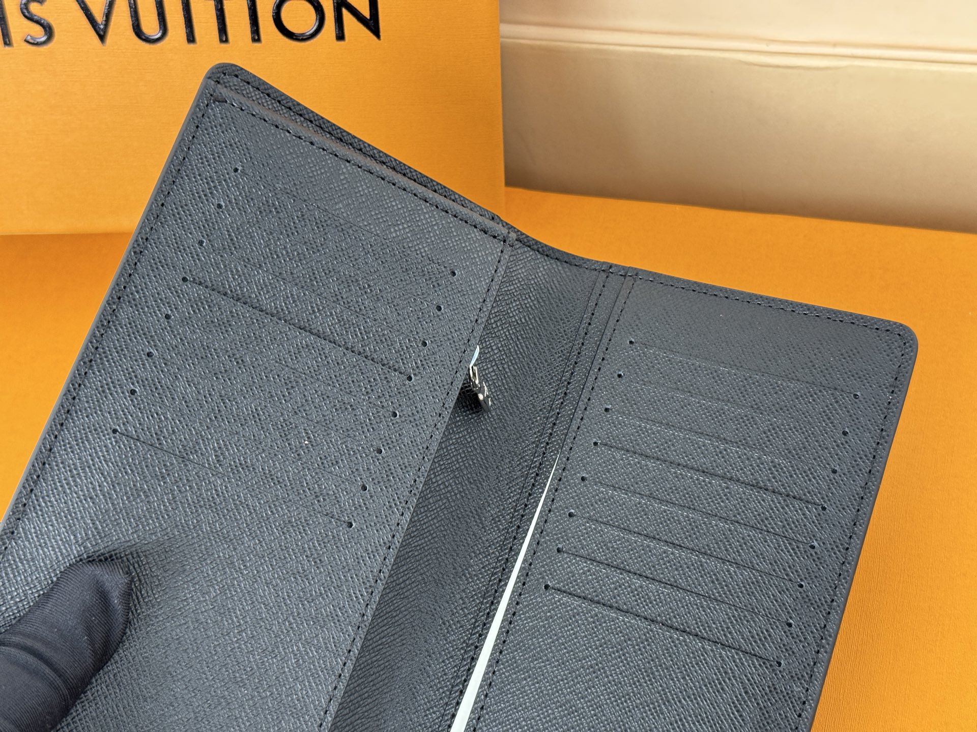 Louis Vuitton M32572十字纹-这款皮夹是为了纪念居住于非洲的探险家Pierre