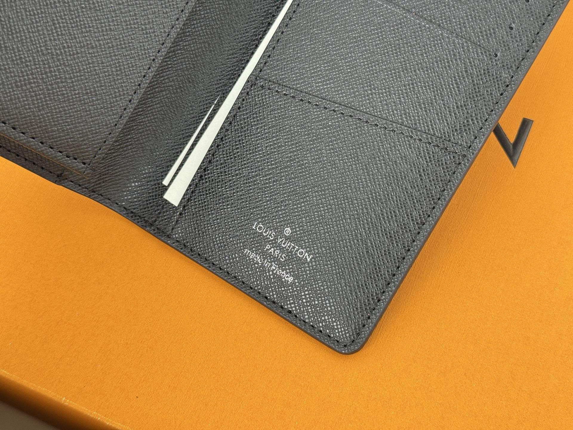 Louis Vuitton M32572十字纹-这款皮夹是为了纪念居住于非洲的探险家Pierre