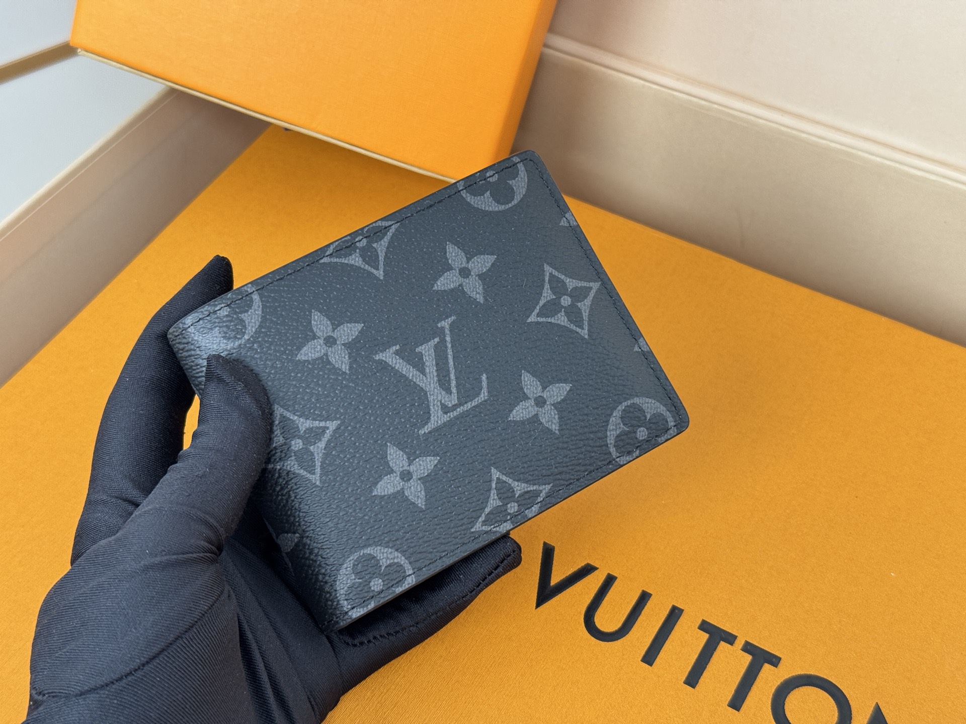 Louis Vuitton M62294黑花 由风格阳刚的Monogram Eclipse帆布面料裁制而成