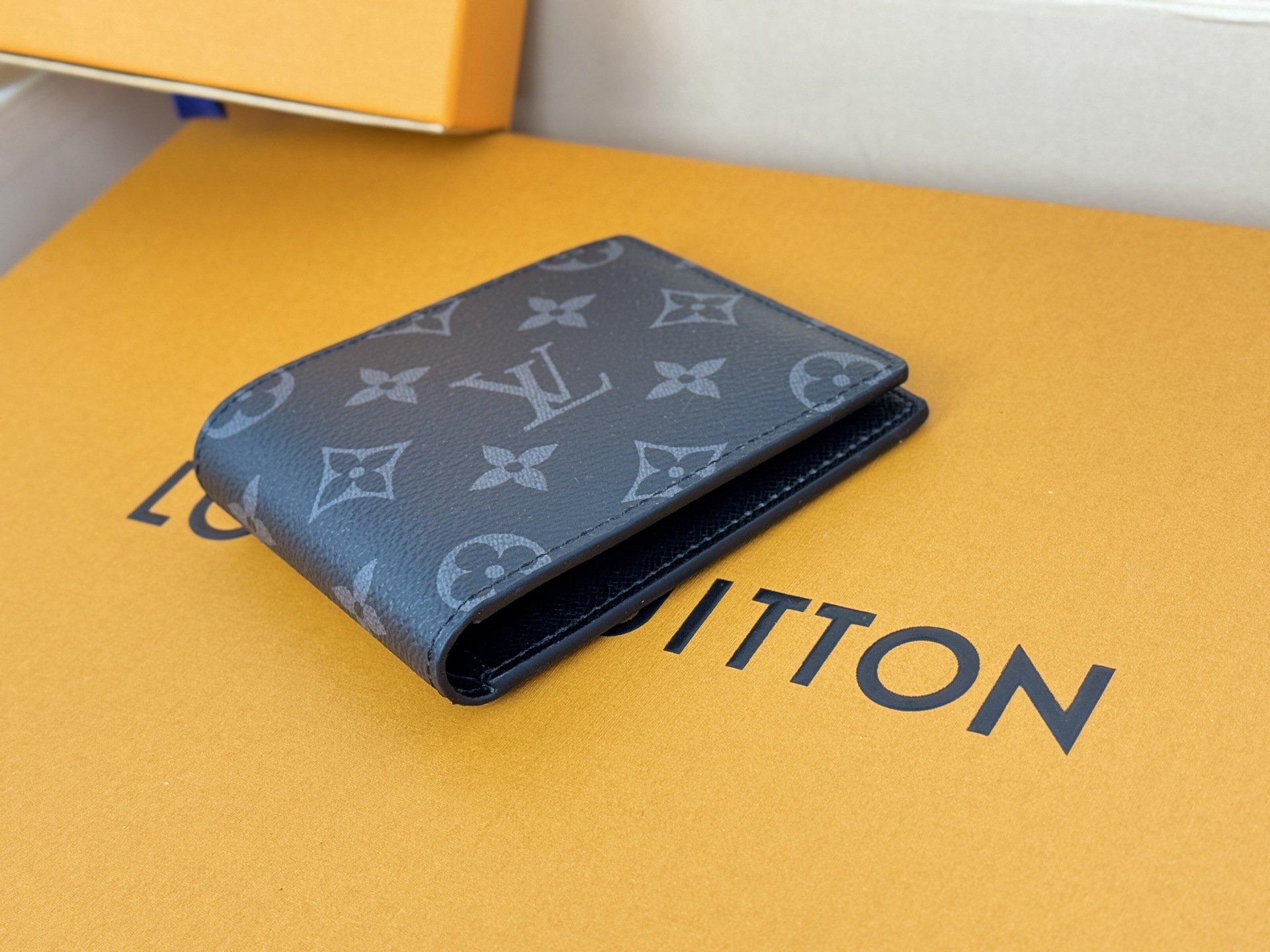 Louis Vuitton M62294黑花 由风格阳刚的Monogram Eclipse帆布面料裁制而成