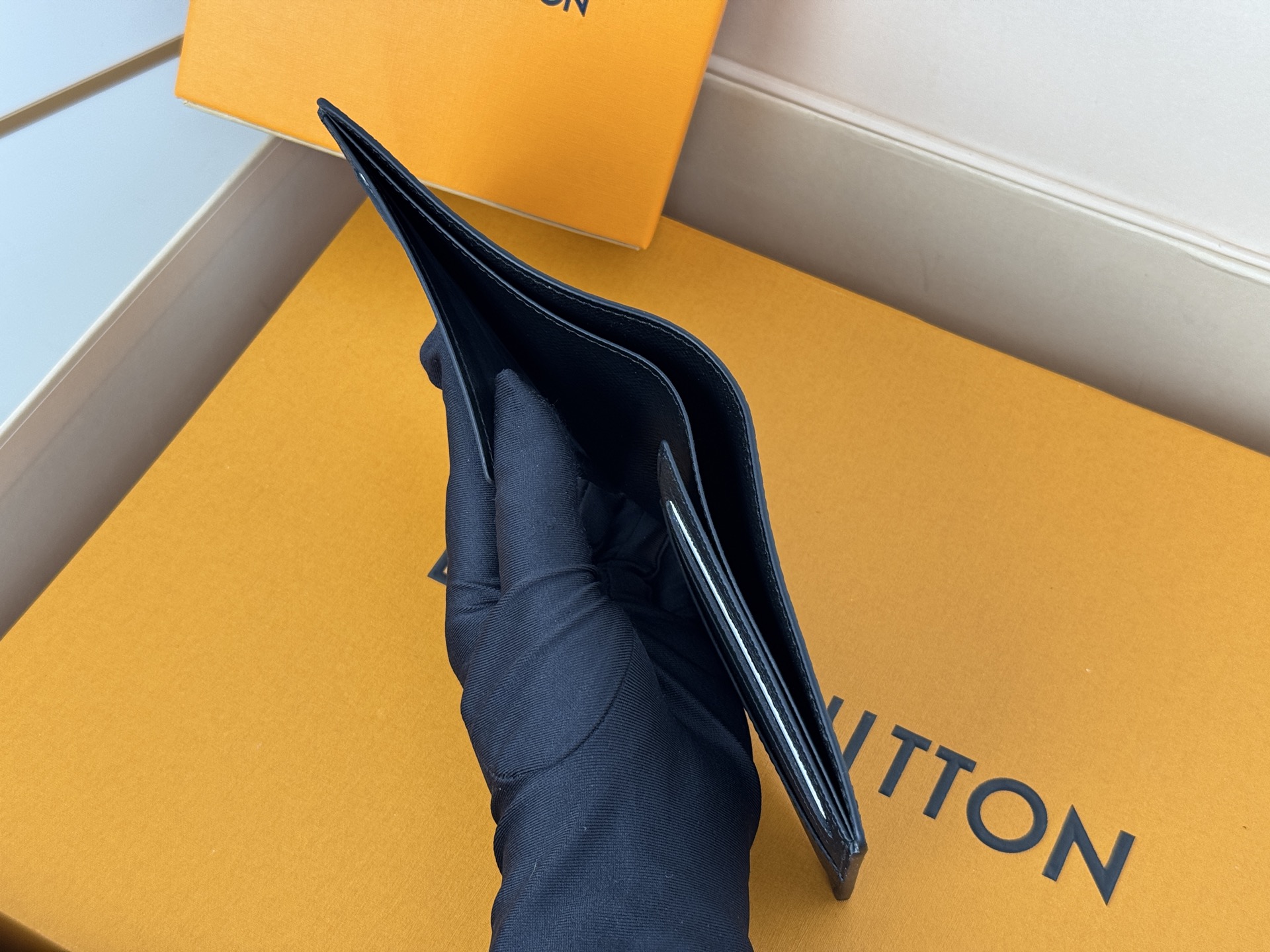Louis Vuitton M62294黑花 由风格阳刚的Monogram Eclipse帆布面料裁制而成