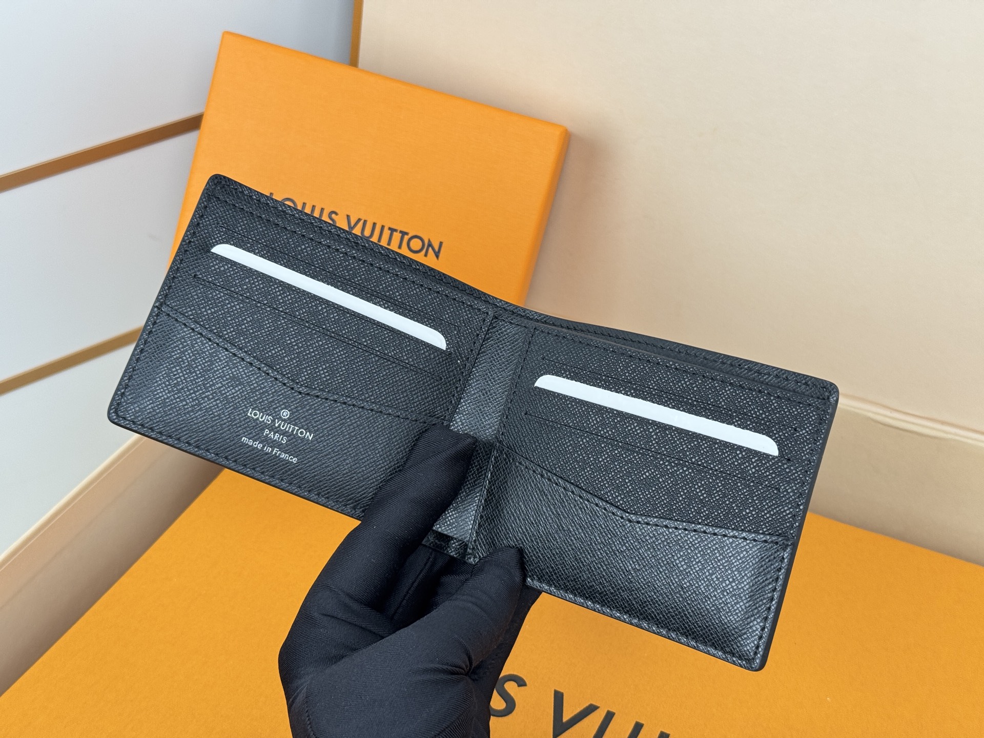 Louis Vuitton M62294黑花 由风格阳刚的Monogram Eclipse帆布面料裁制而成