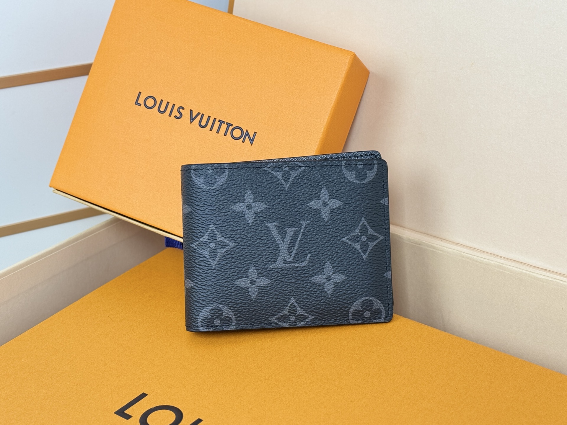 Louis Vuitton M62294黑花 由风格阳刚的Monogram Eclipse帆布面料裁制而成