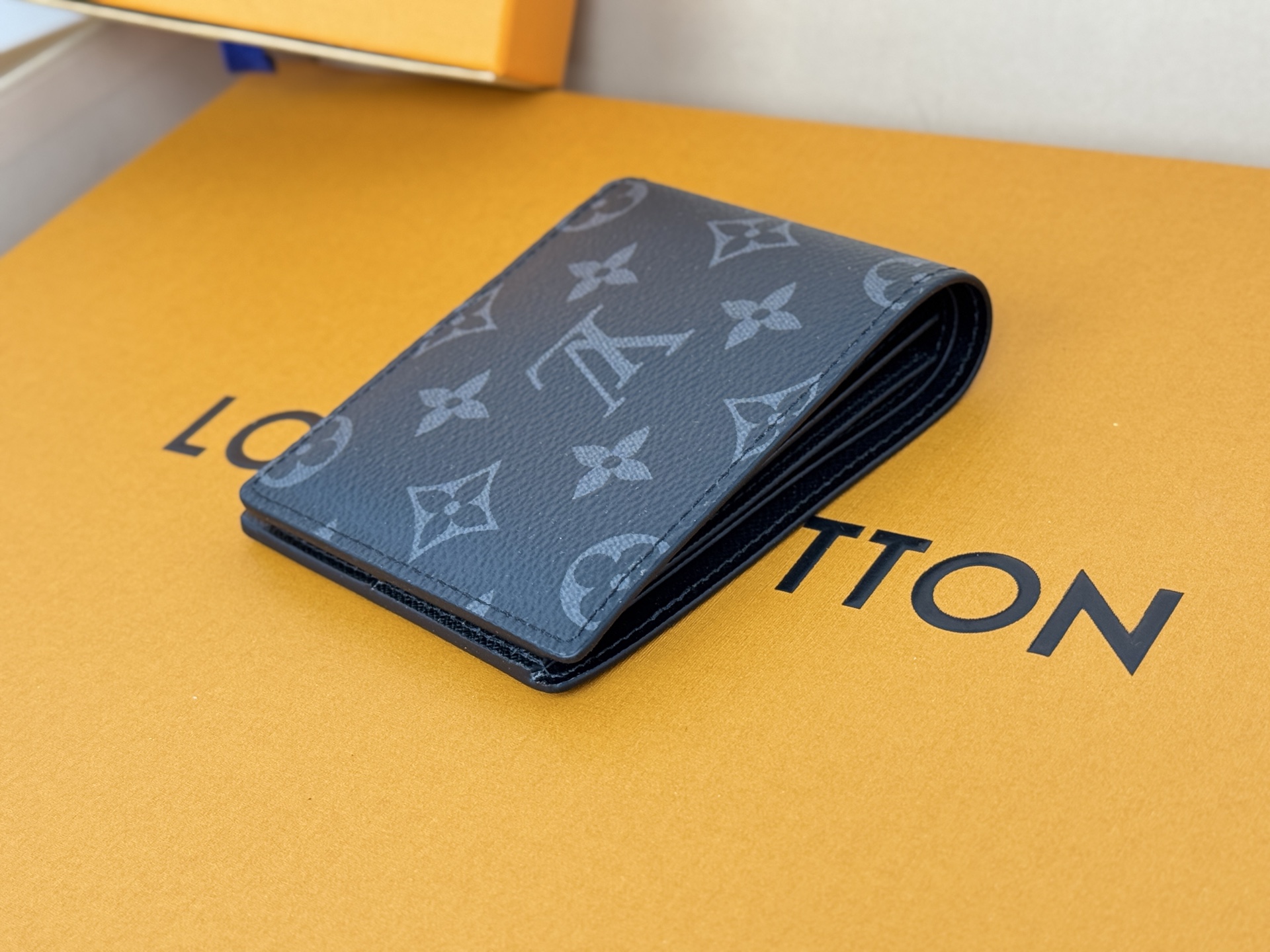 Louis Vuitton M62294黑花 由风格阳刚的Monogram Eclipse帆布面料裁制而成