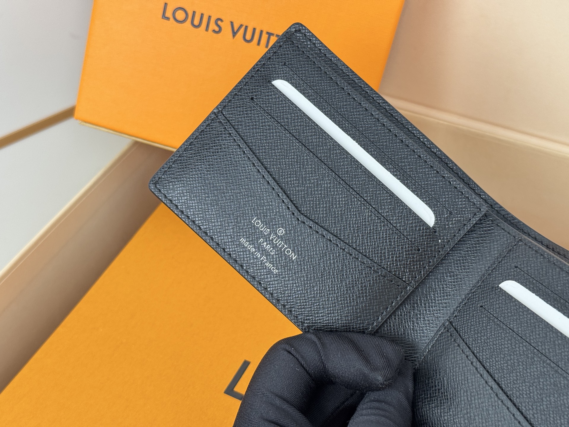 Louis Vuitton M62294黑花 由风格阳刚的Monogram Eclipse帆布面料裁制而成