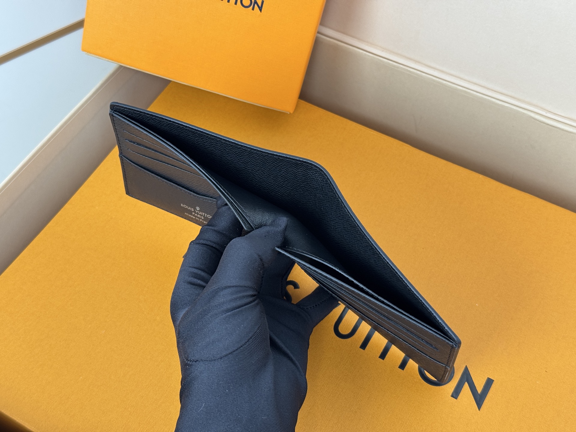 Louis Vuitton M62294/N63261黑格 由风格阳刚的Monogram Eclipse帆布面料裁制而成