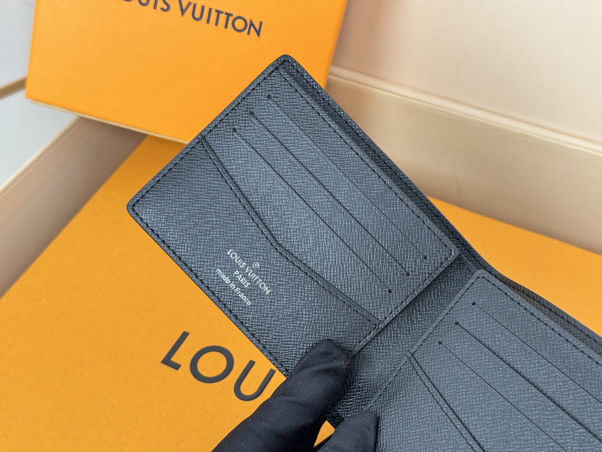 Louis Vuitton M62294/N63261黑格 由风格阳刚的Monogram Eclipse帆布面料裁制而成