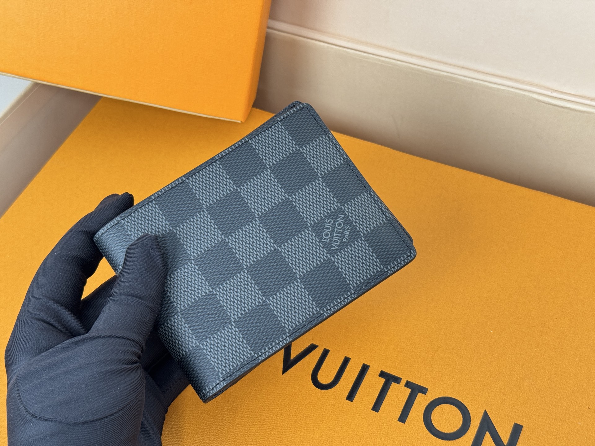 Louis Vuitton M62294/N63261黑格 由风格阳刚的Monogram Eclipse帆布面料裁制而成