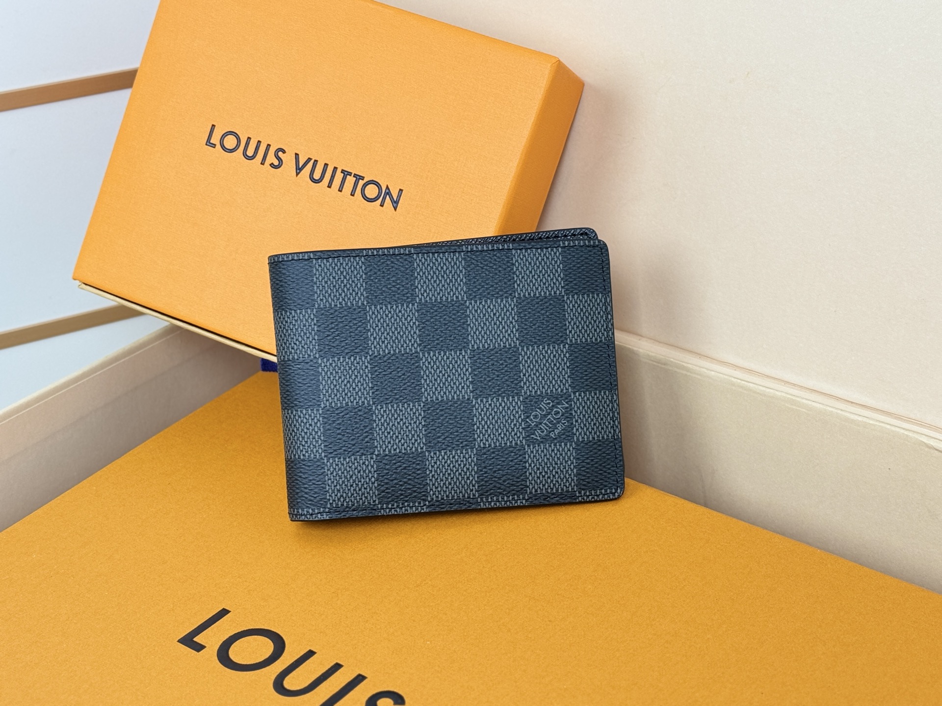 Louis Vuitton M62294/N63261黑格 由风格阳刚的Monogram Eclipse帆布面料裁制而成