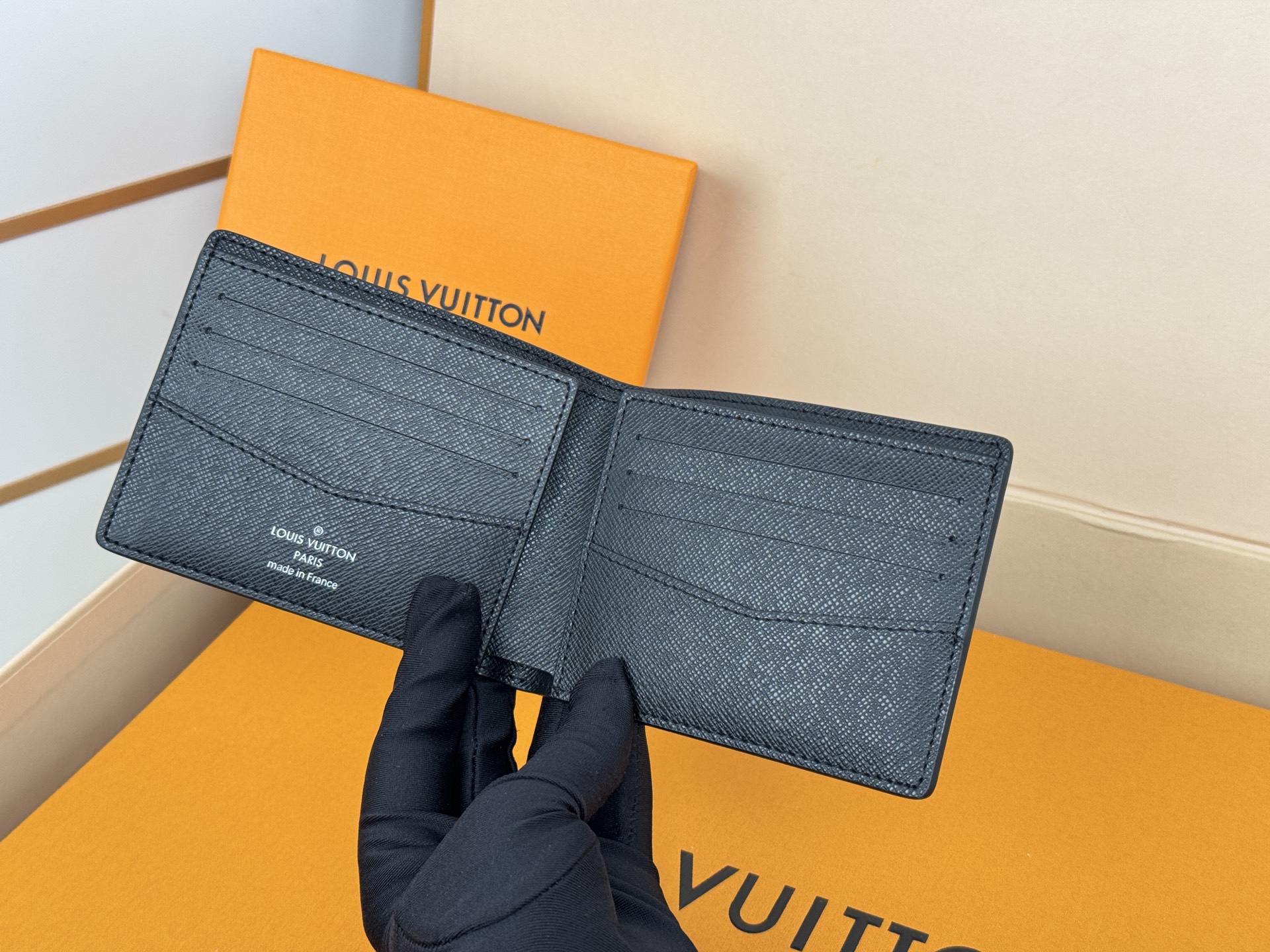 Louis Vuitton M62294/N63261黑格 由风格阳刚的Monogram Eclipse帆布面料裁制而成