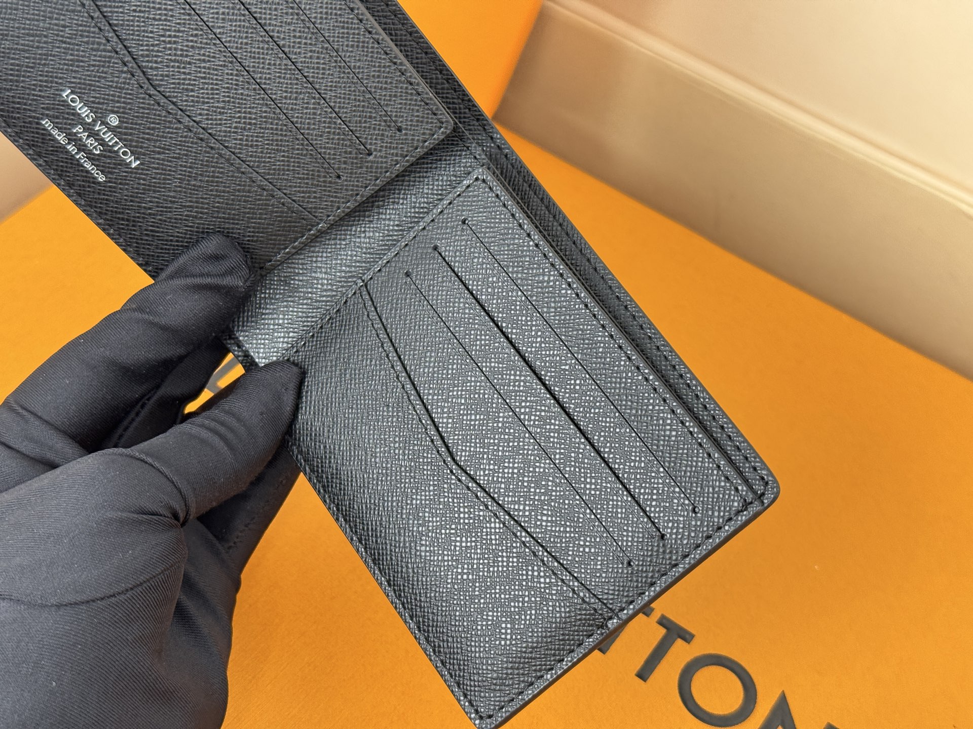 Louis Vuitton M62294/N63261黑格 由风格阳刚的Monogram Eclipse帆布面料裁制而成