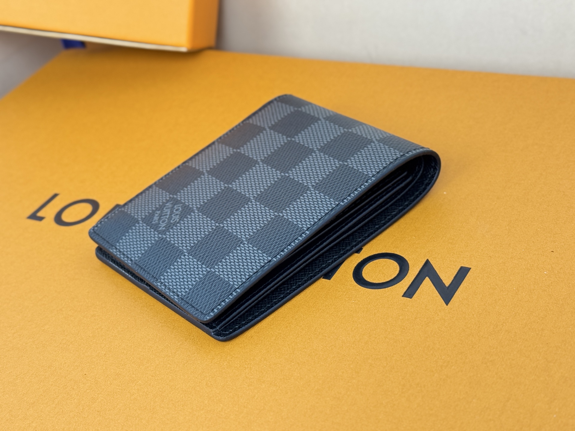Louis Vuitton M62294/N63261黑格 由风格阳刚的Monogram Eclipse帆布面料裁制而成