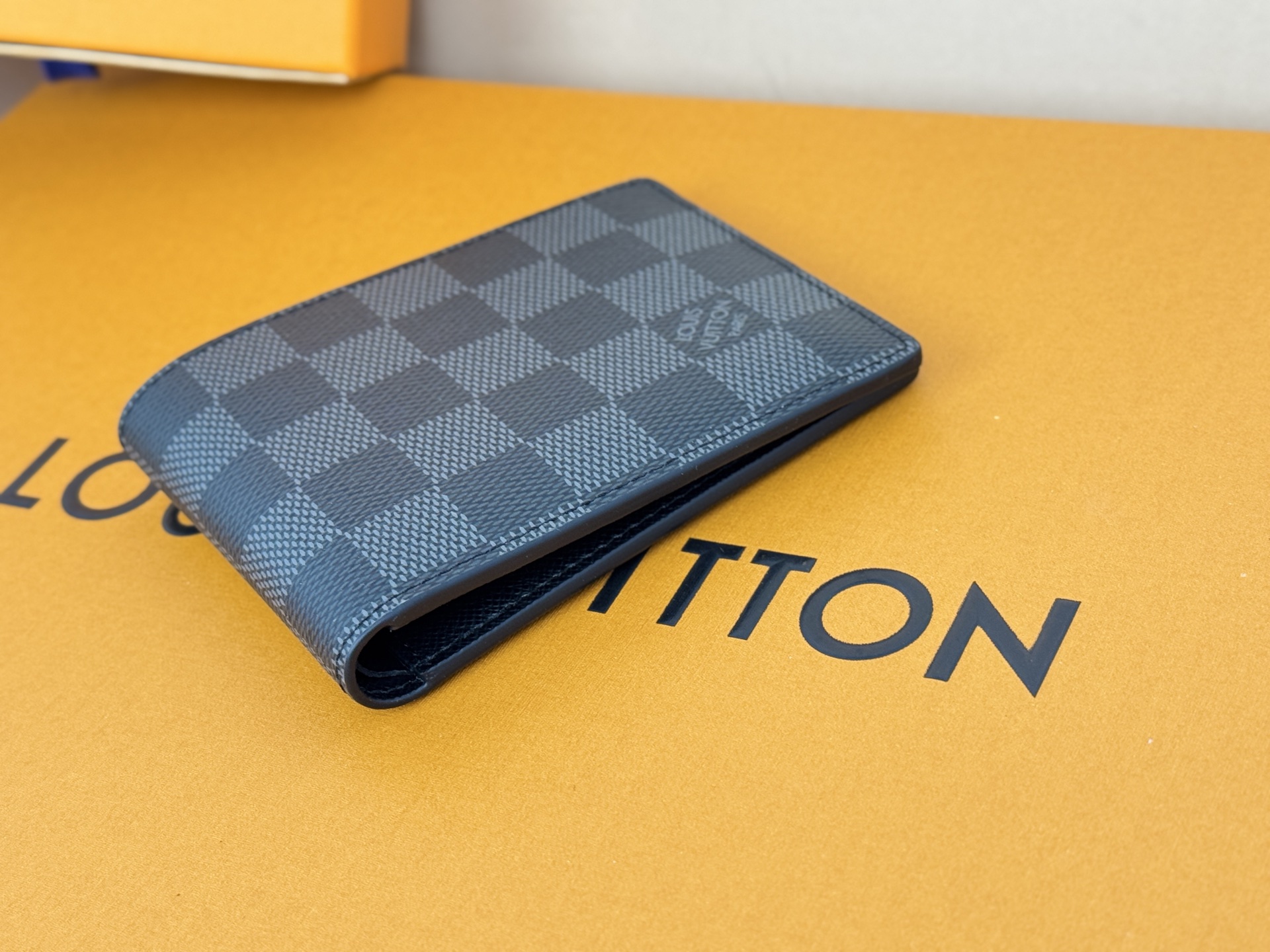 Louis Vuitton M62294/N63261黑格 由风格阳刚的Monogram Eclipse帆布面料裁制而成