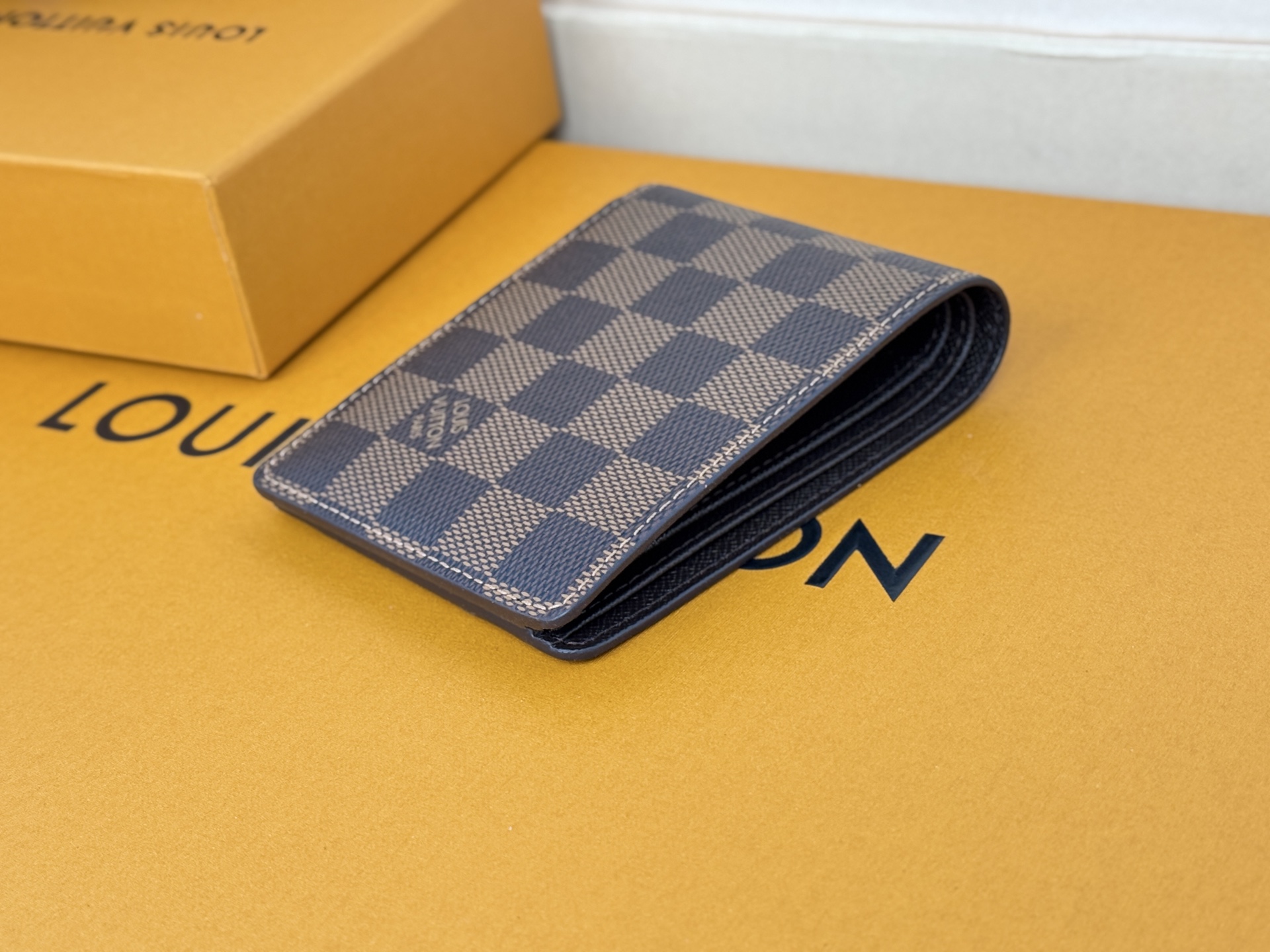 Louis Vuitton MULTIPLE短钱夹M60895啡格采用炫酷帆布搭配柔软皮革內里