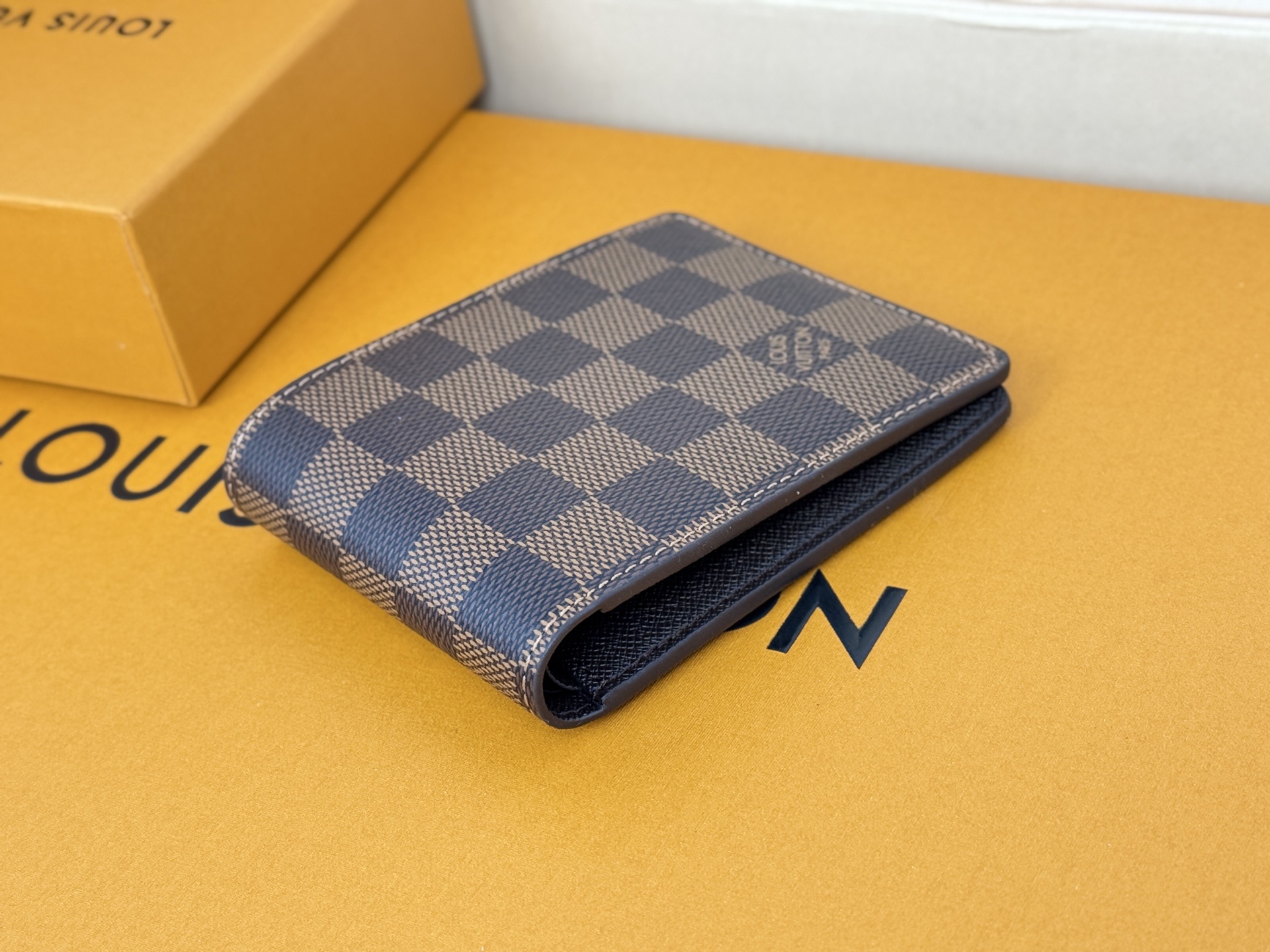 Louis Vuitton MULTIPLE短钱夹M60895啡格采用炫酷帆布搭配柔软皮革內里