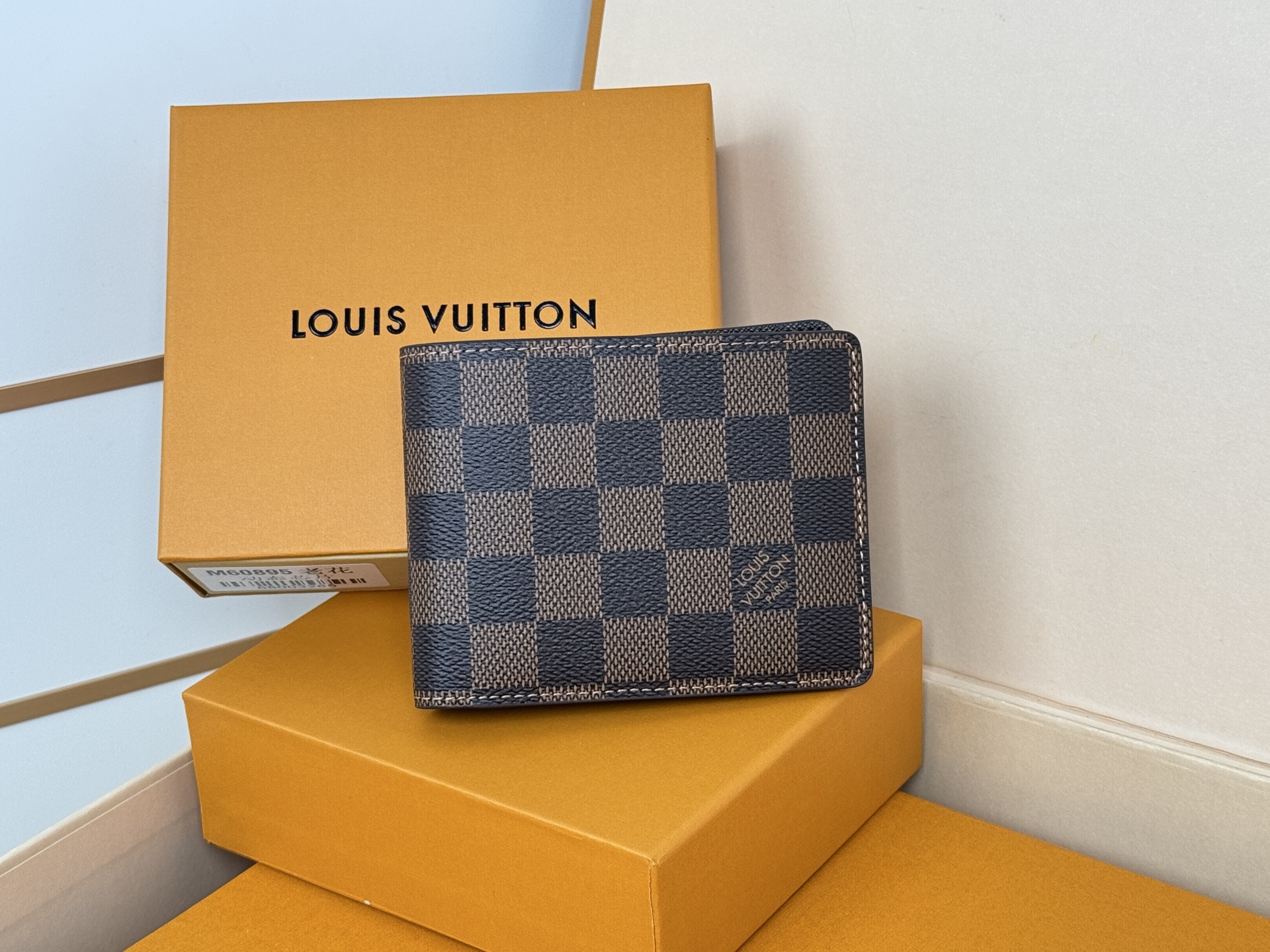 Louis Vuitton MULTIPLE短钱夹M60895啡格采用炫酷帆布搭配柔软皮革內里