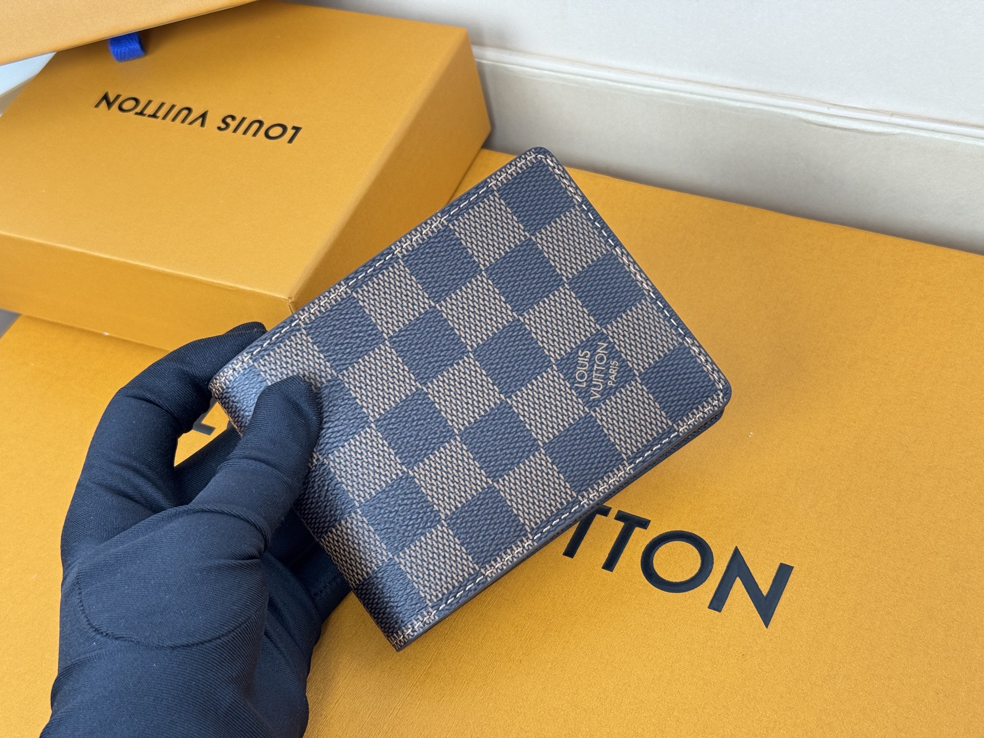 Louis Vuitton MULTIPLE短钱夹M60895啡格采用炫酷帆布搭配柔软皮革內里