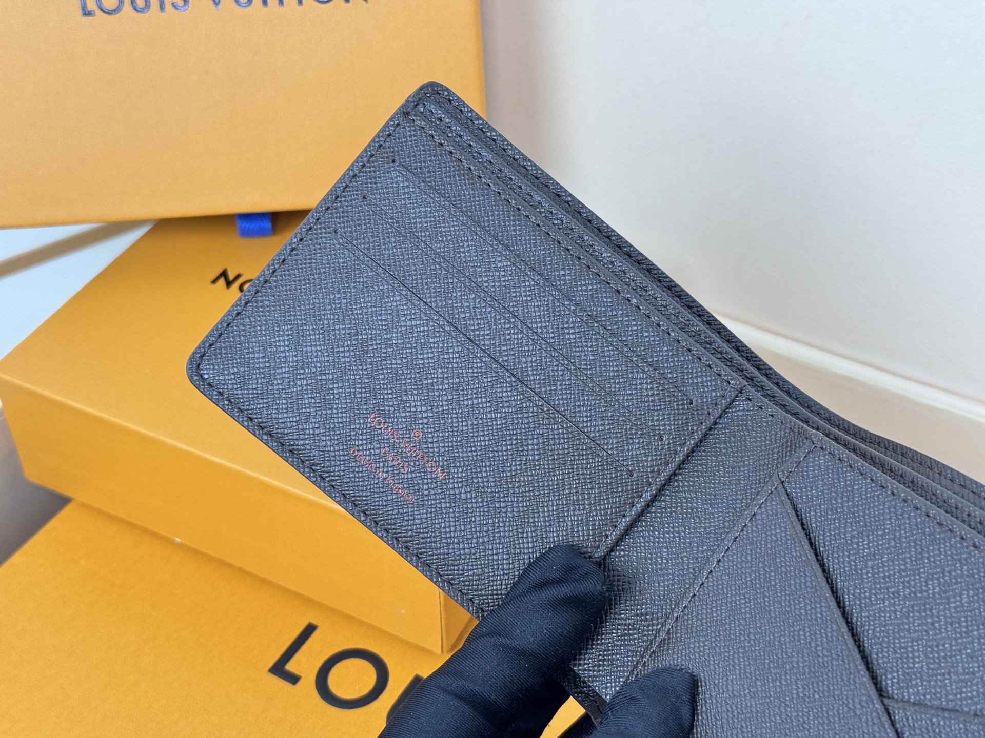 Louis Vuitton MULTIPLE短钱夹M60895啡格采用炫酷帆布搭配柔软皮革內里