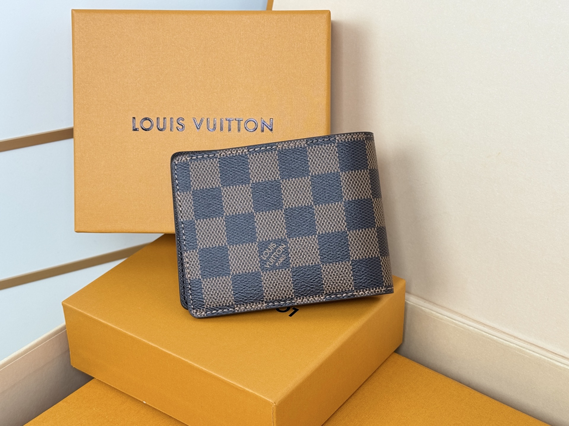 Louis Vuitton MULTIPLE短钱夹M60895啡格采用炫酷帆布搭配柔软皮革內里