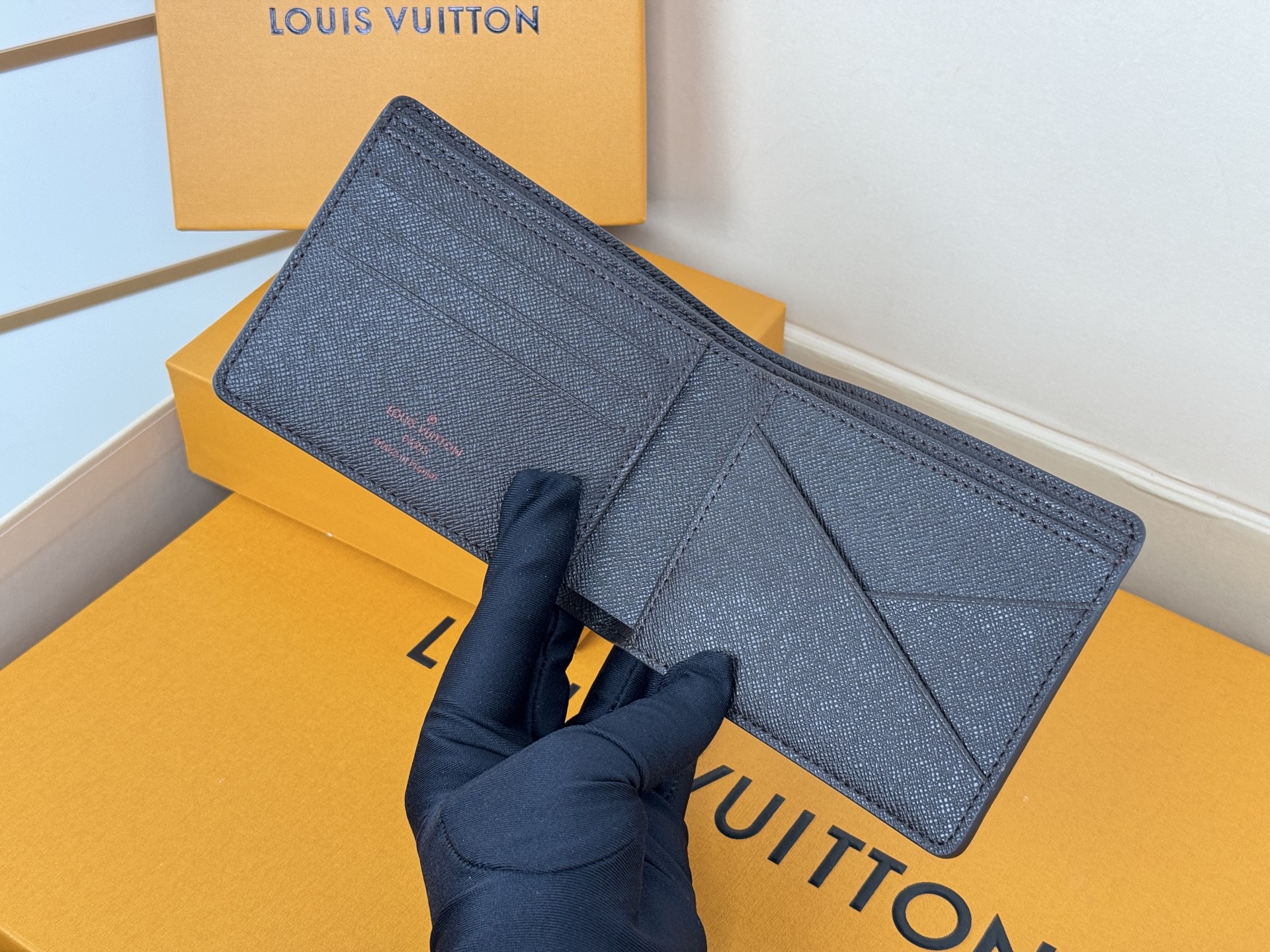Louis Vuitton MULTIPLE短钱夹M60895啡格采用炫酷帆布搭配柔软皮革內里
