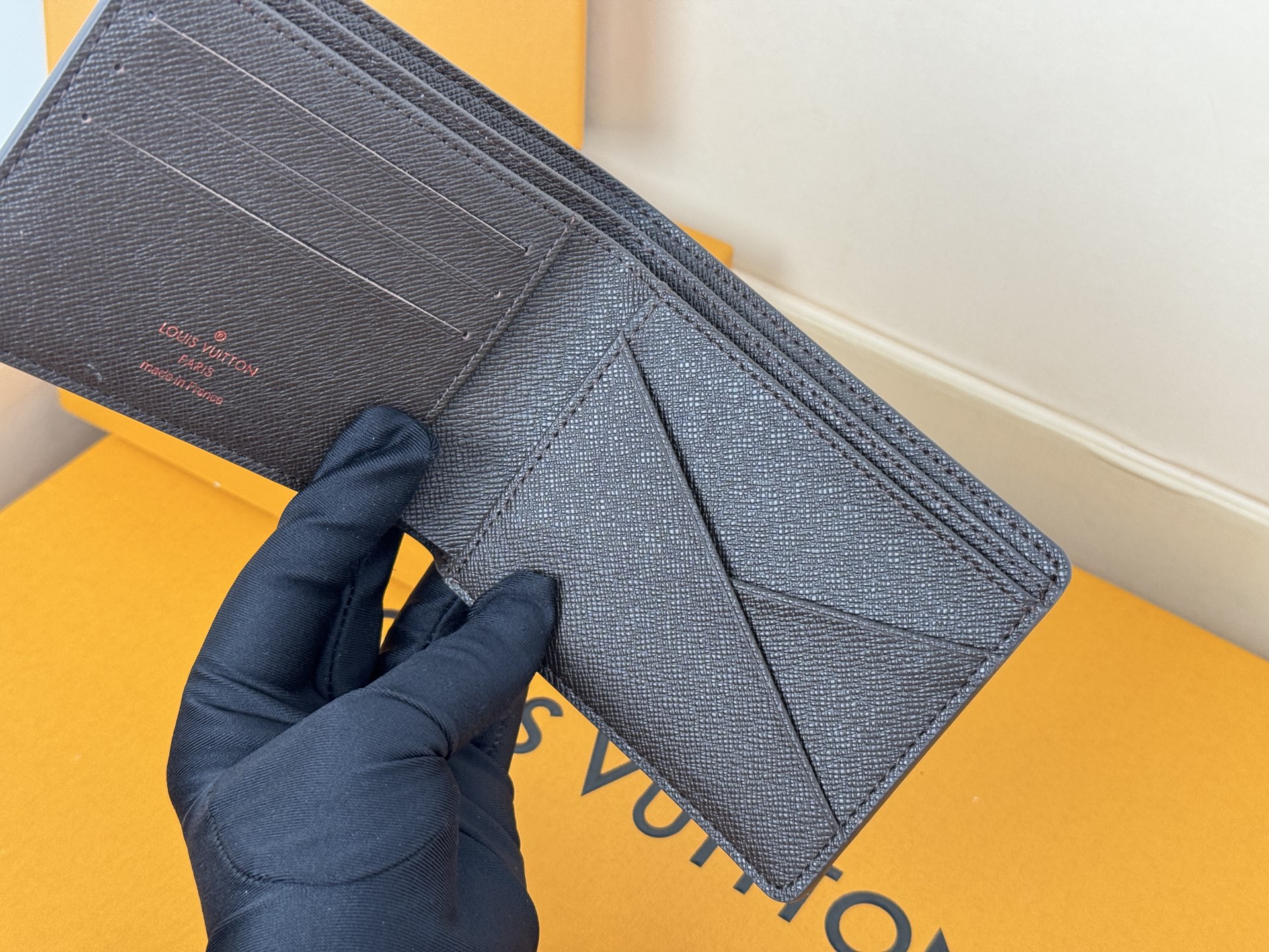 Louis Vuitton MULTIPLE短钱夹M60895啡格采用炫酷帆布搭配柔软皮革內里