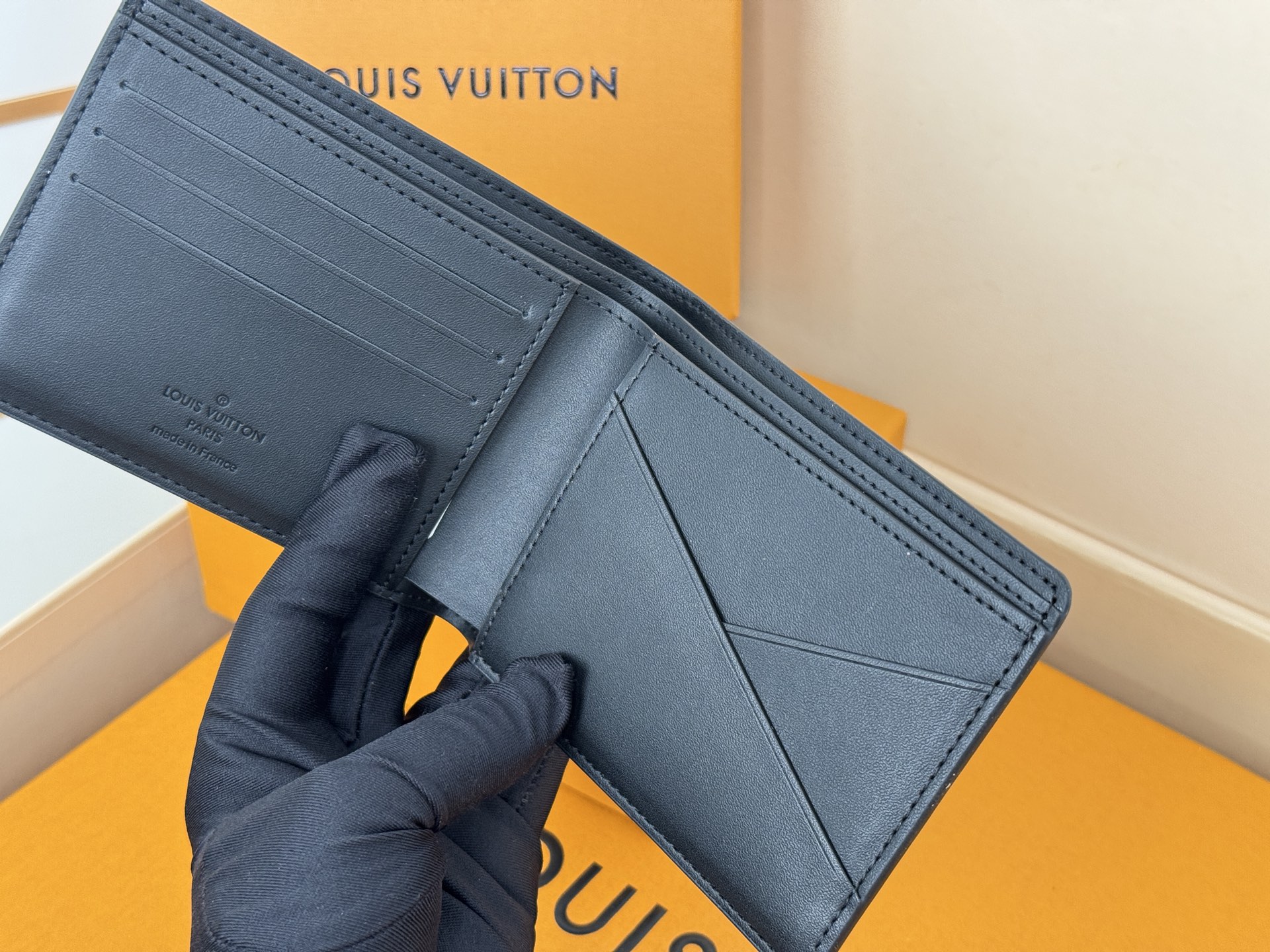 Louis Vuitton MULTIPLE短钱夹N63124 压格采用炫酷帆布搭配柔软皮革內里