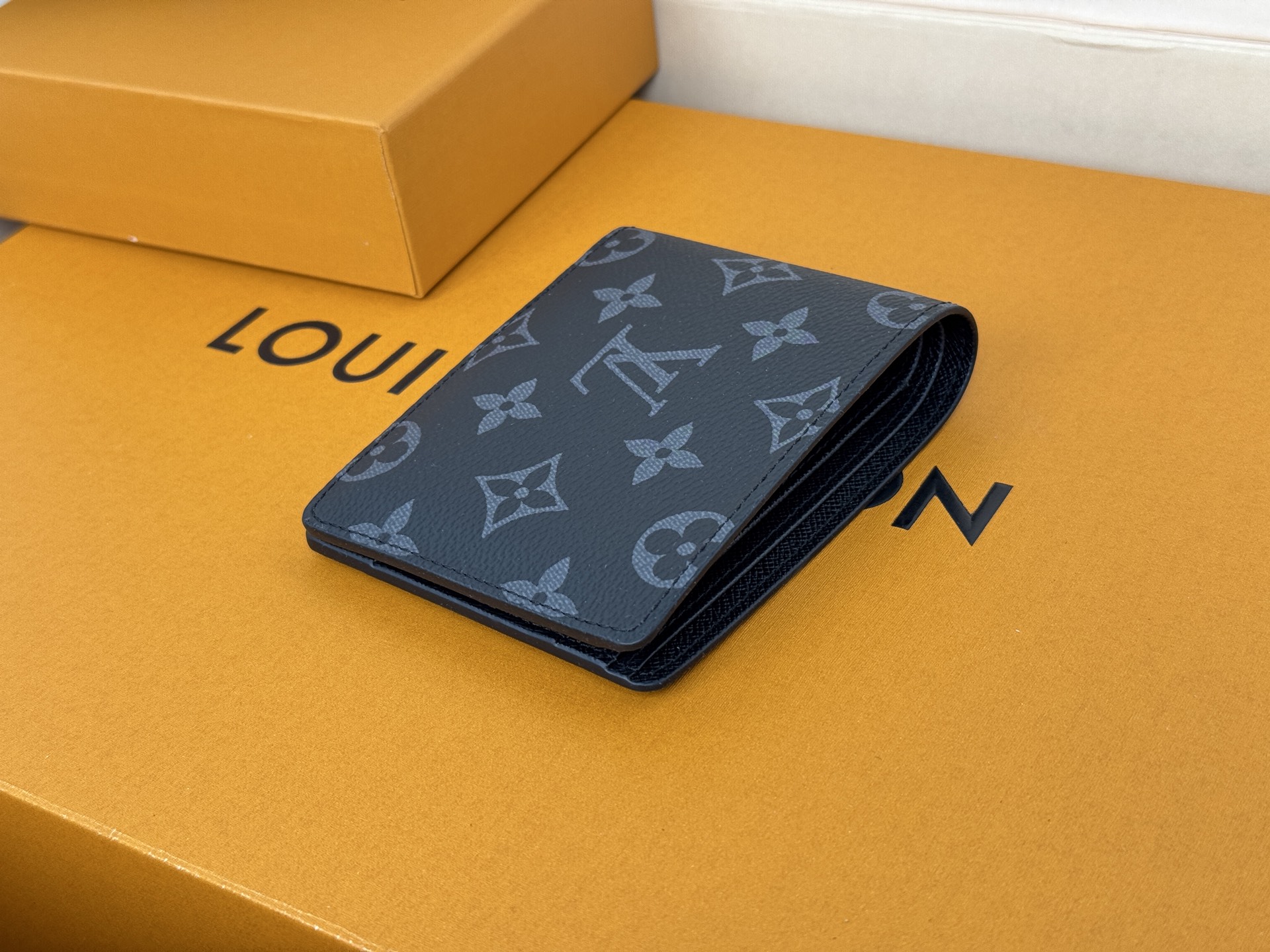 Louis Vuitton MULTIPLE短钱夹M61695 黑花采用炫酷帆布搭配柔软皮革內里