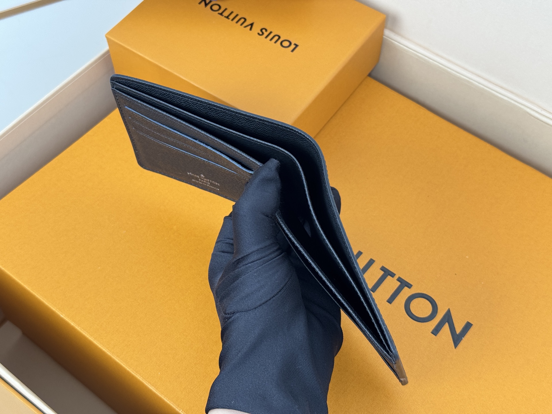Louis Vuitton MULTIPLE短钱夹M61695 黑花采用炫酷帆布搭配柔软皮革內里